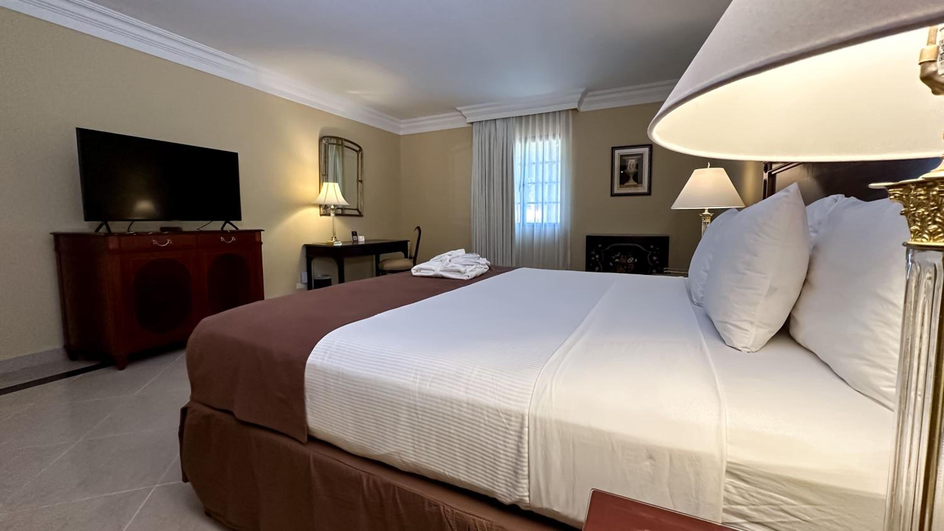 Executive Suite - Photo 6