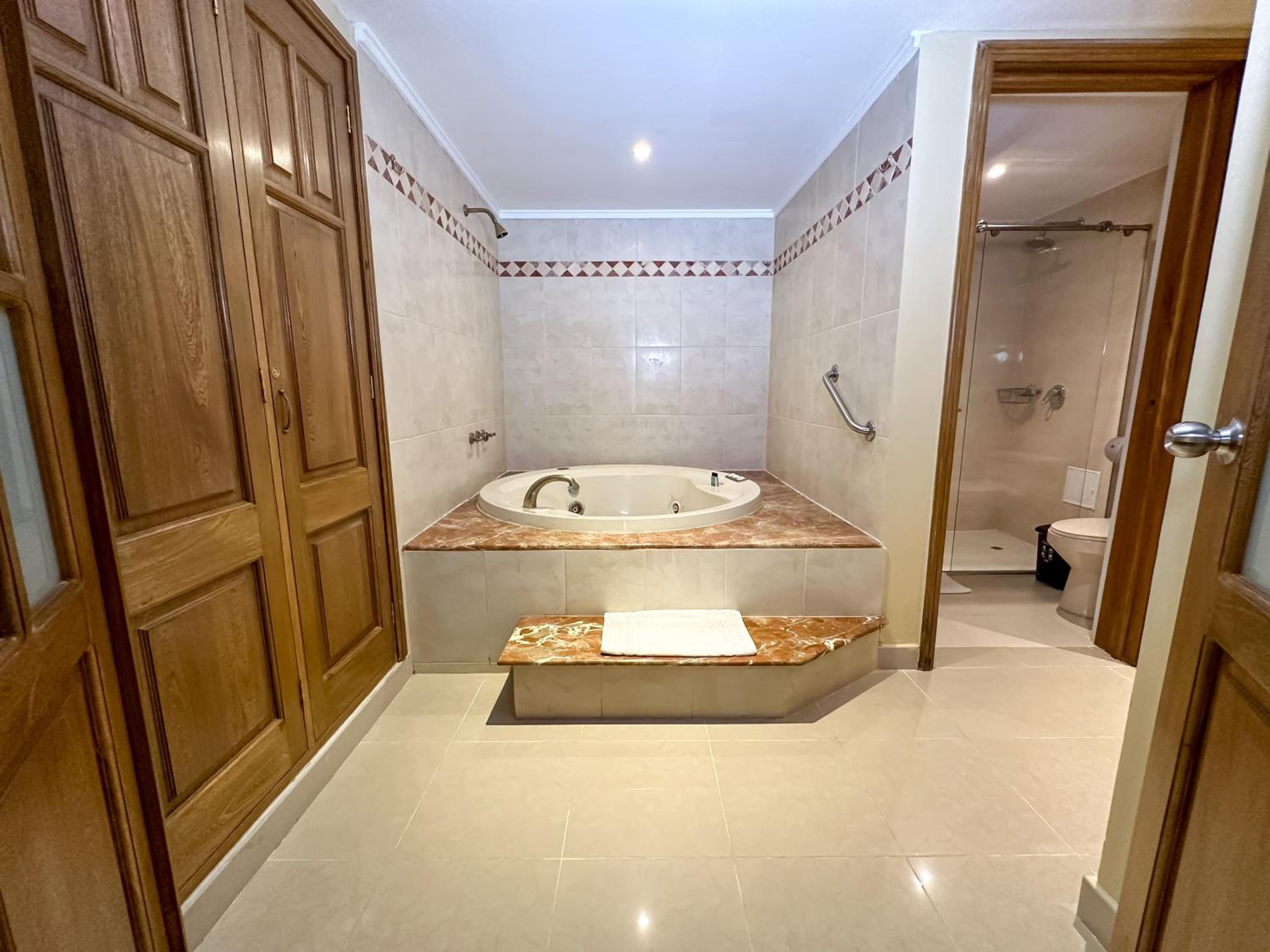 Executive Suite - Photo 5