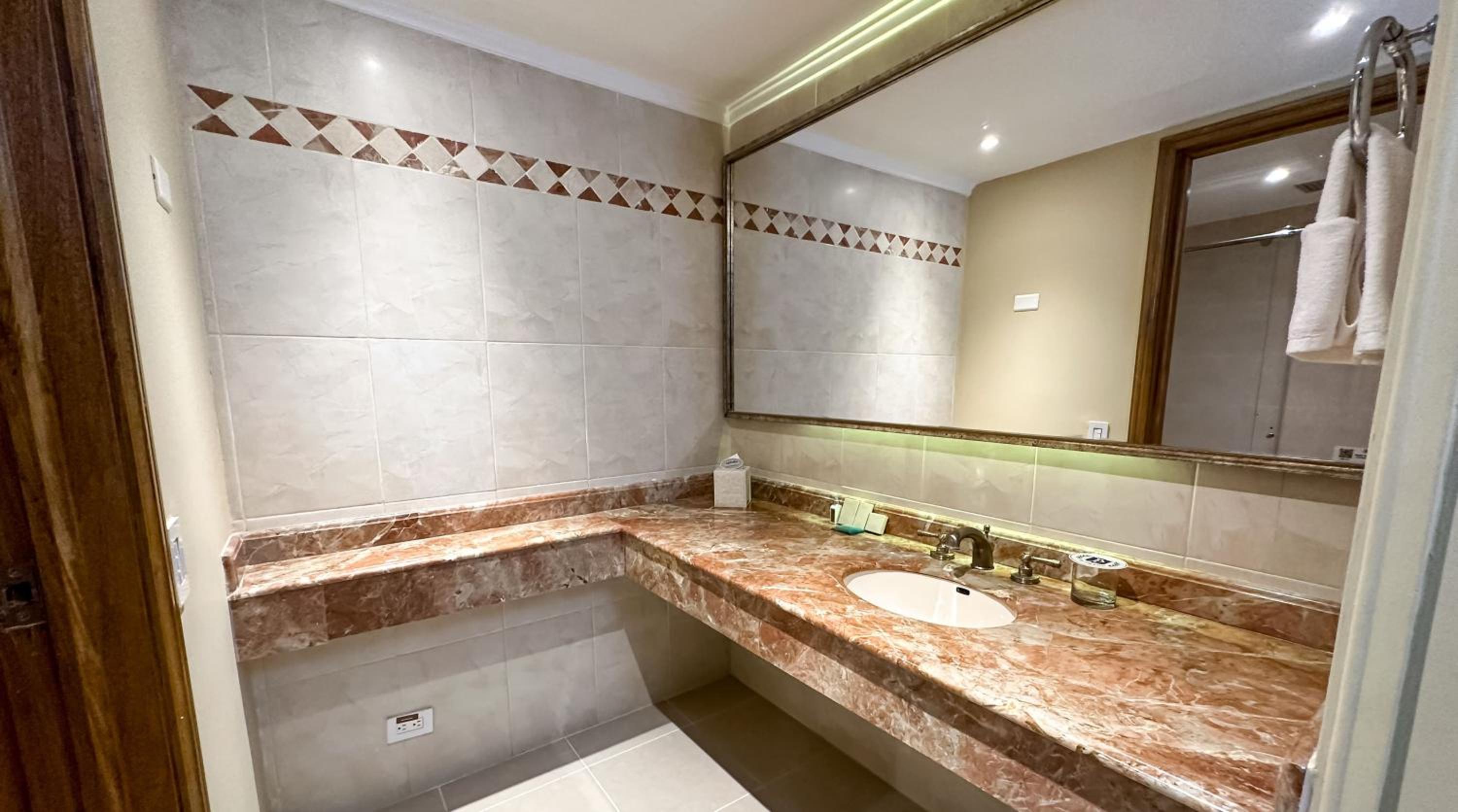 Executive Suite - Photo 4