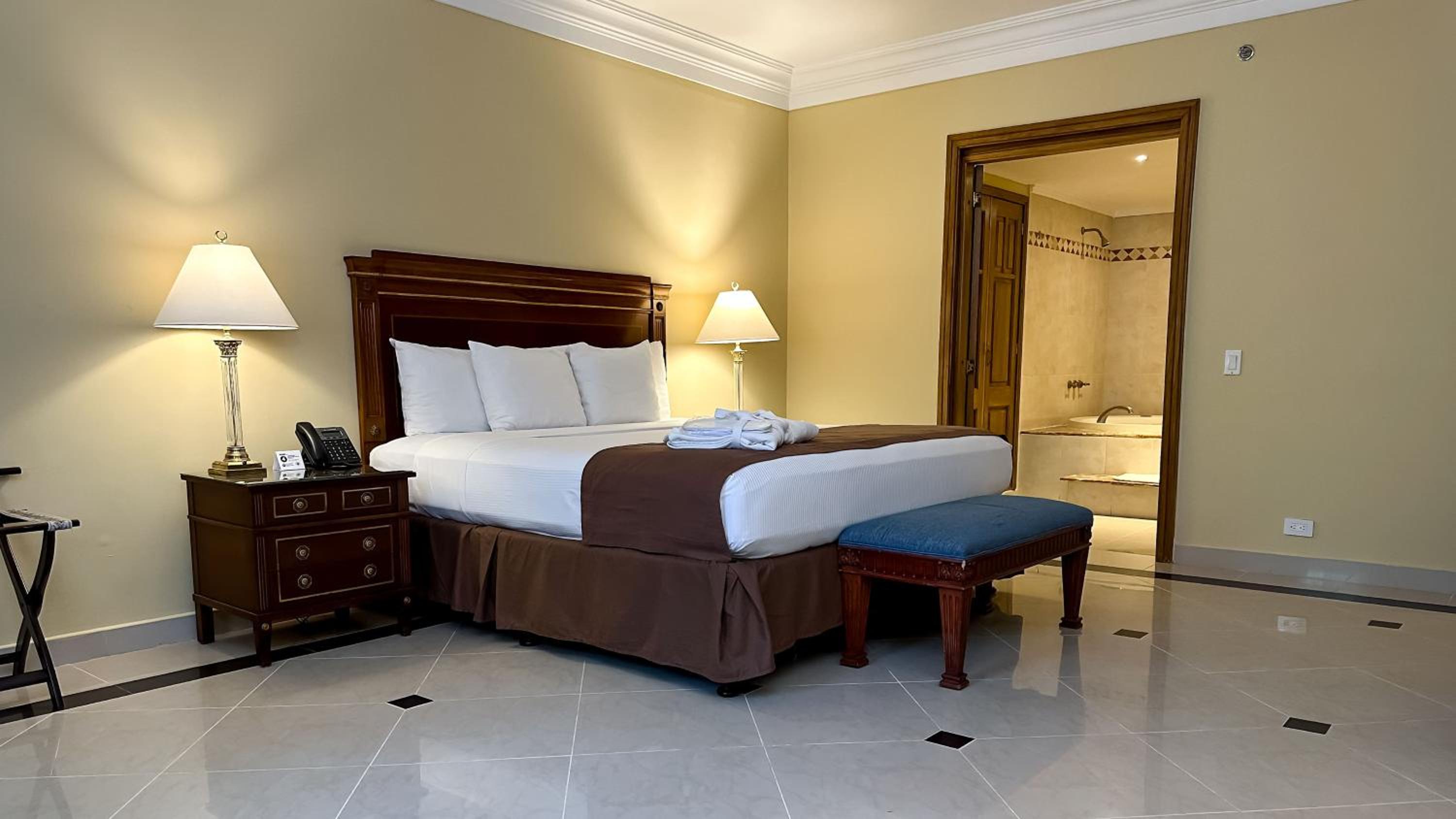 Executive Suite - Photo 2