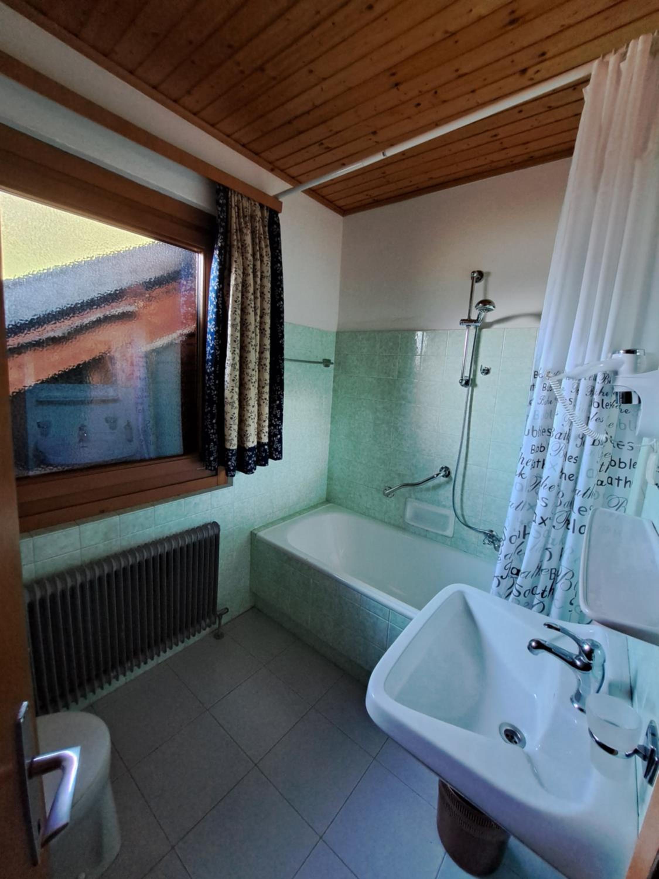 Economy Triple Room photo 2