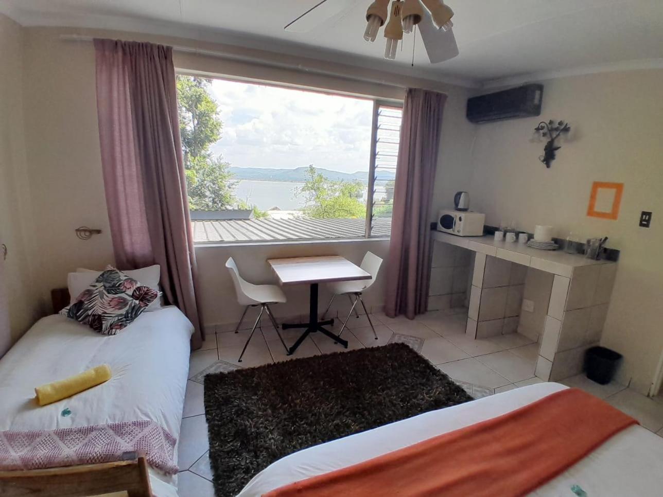 Family Room with Garden View photo 2