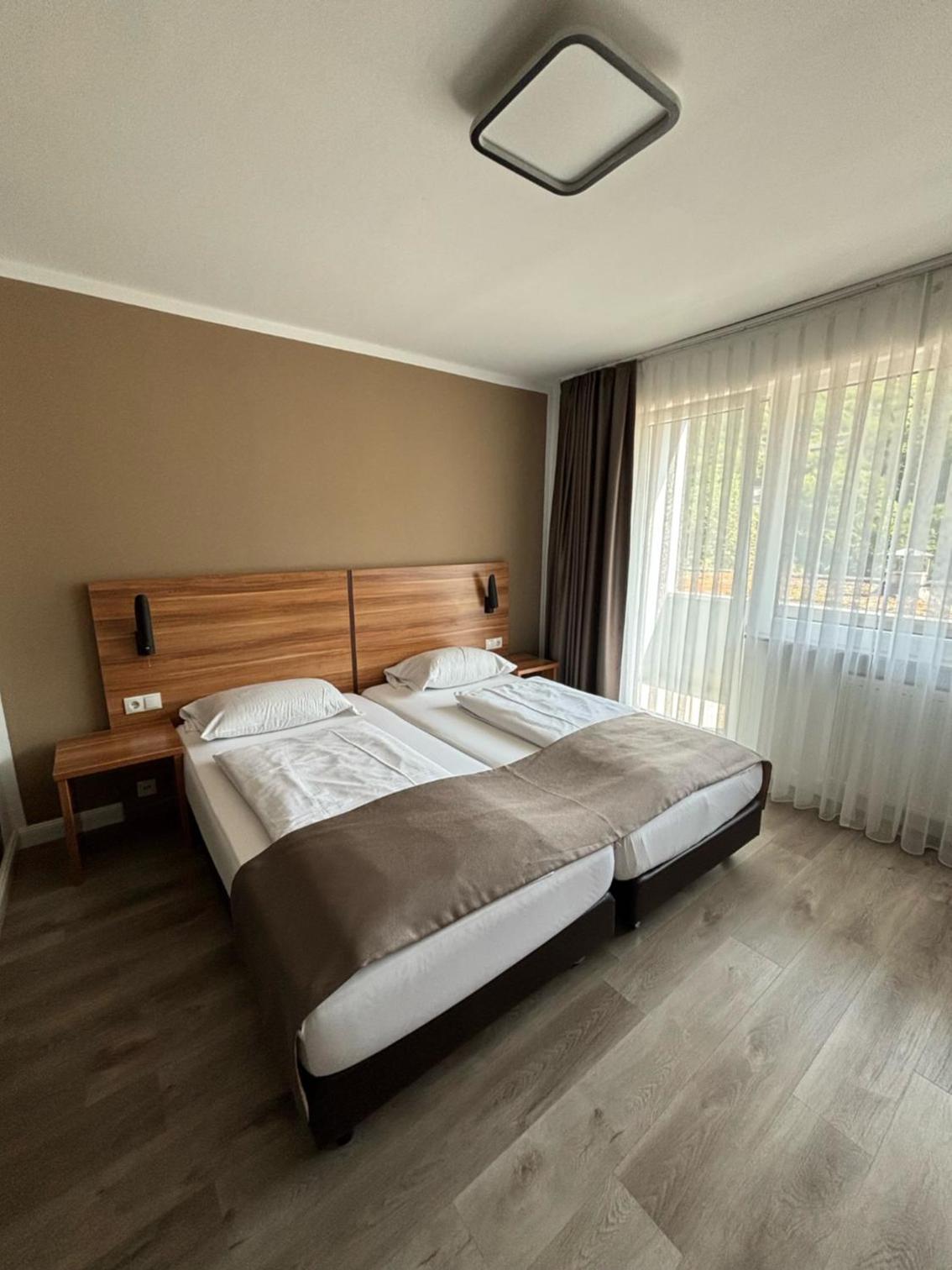 Double Room with Balcony - Photo 4