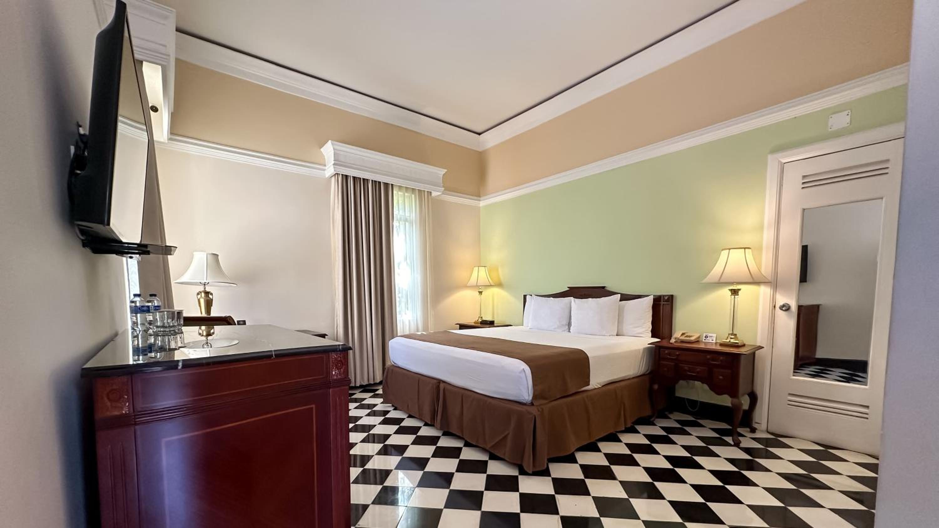 Standard King Room - Photo 4