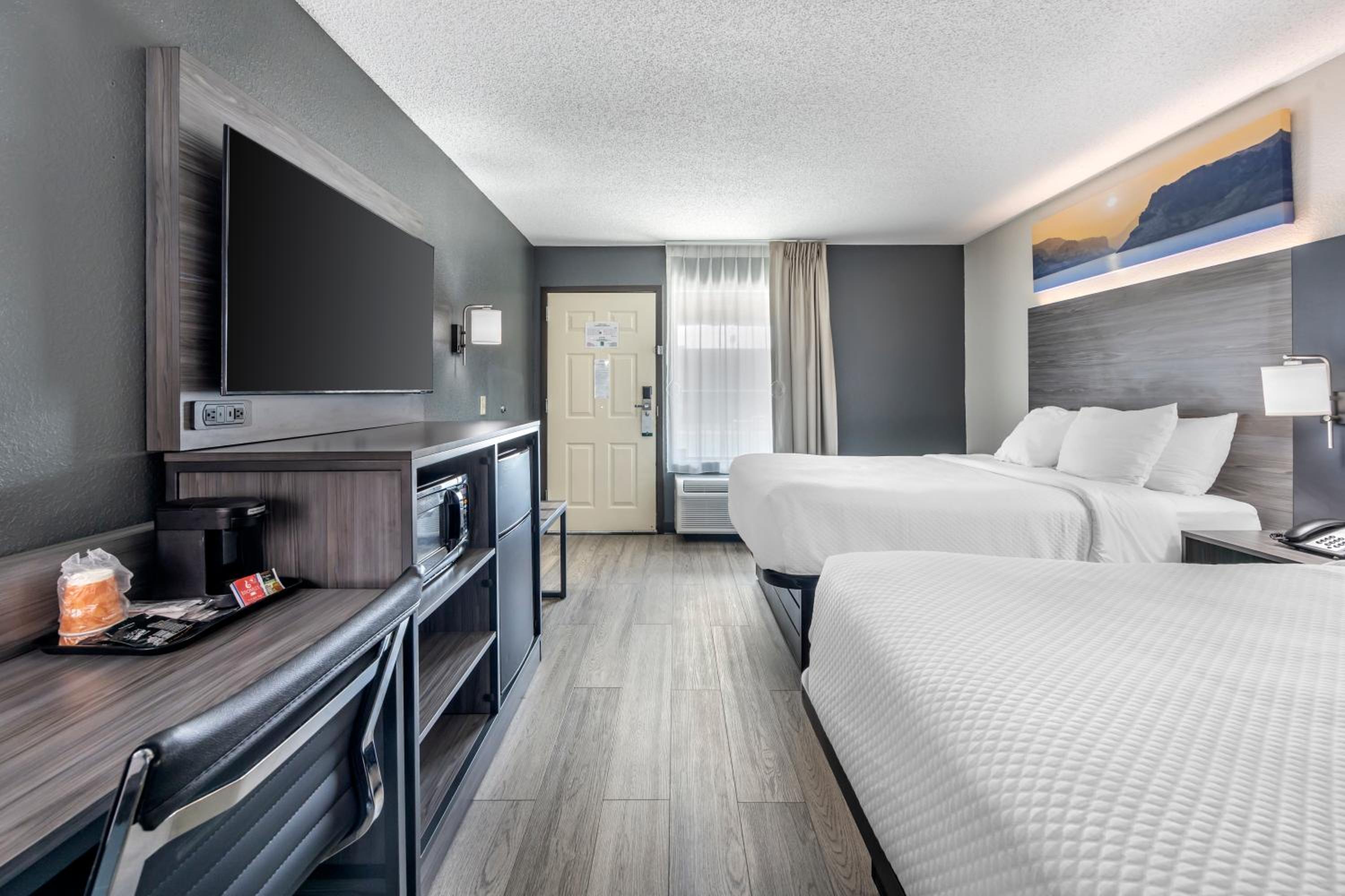 Queen Room with Two Queen Beds - Accessible/Non-Smoking - Photo 4