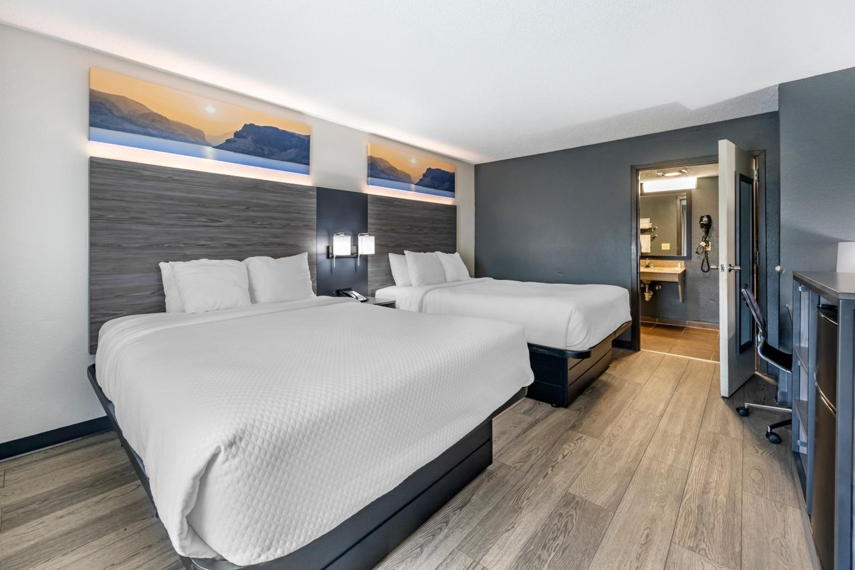 Queen Room with Two Queen Beds - Accessible/Non-Smoking - Photo 2