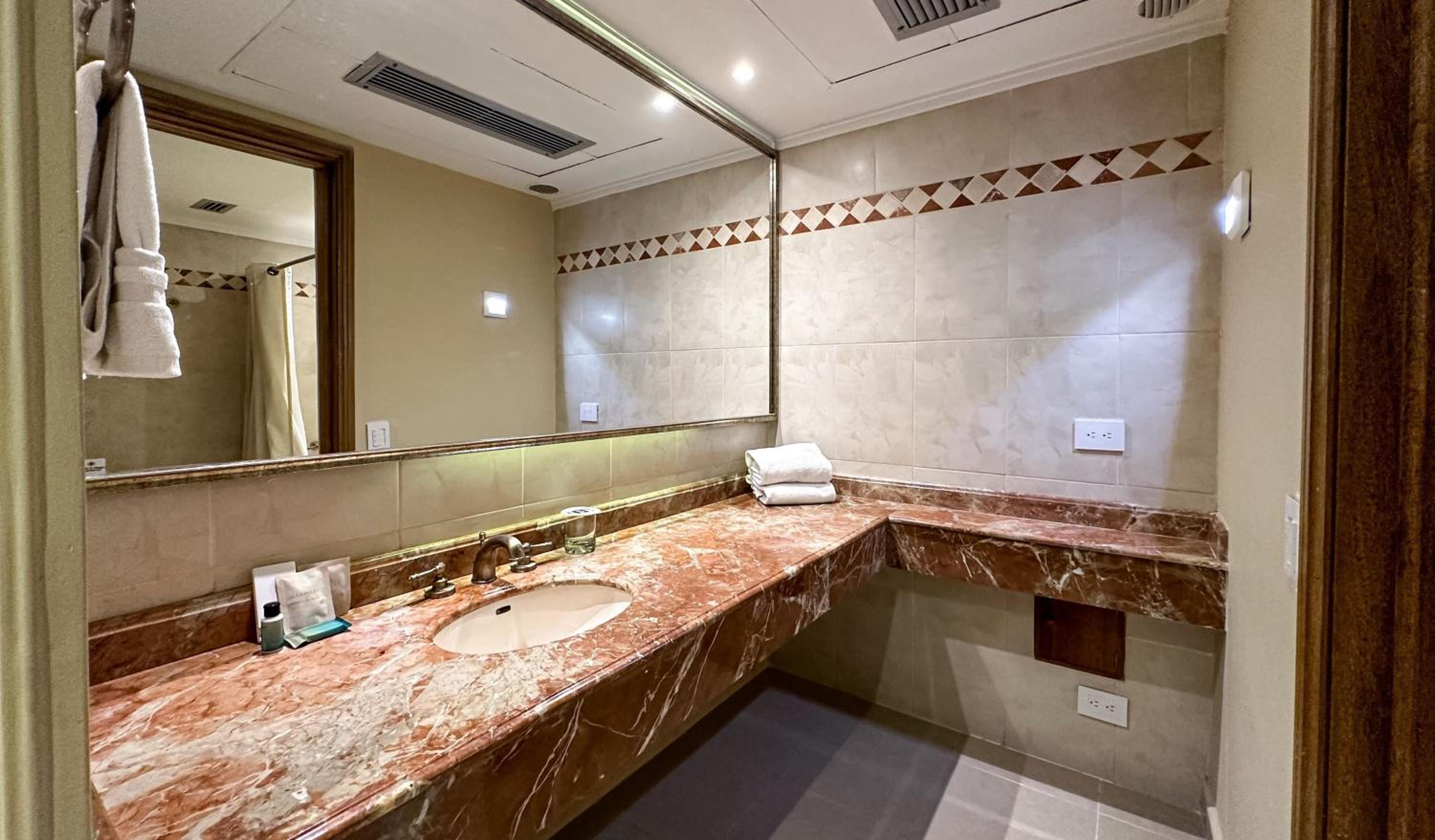 Superior King Room - Photo 5
