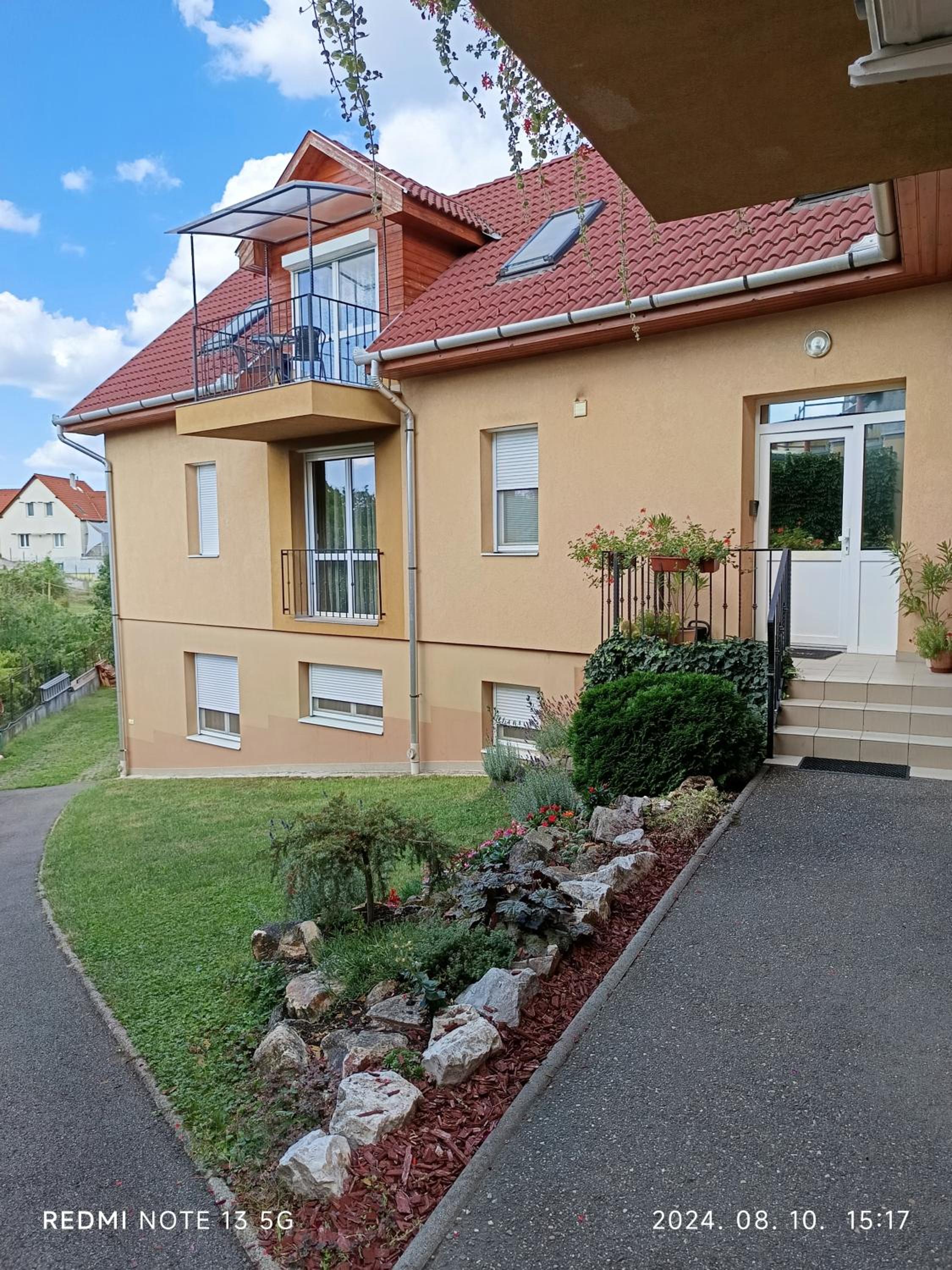 Apartment with Balcony - Photo 2