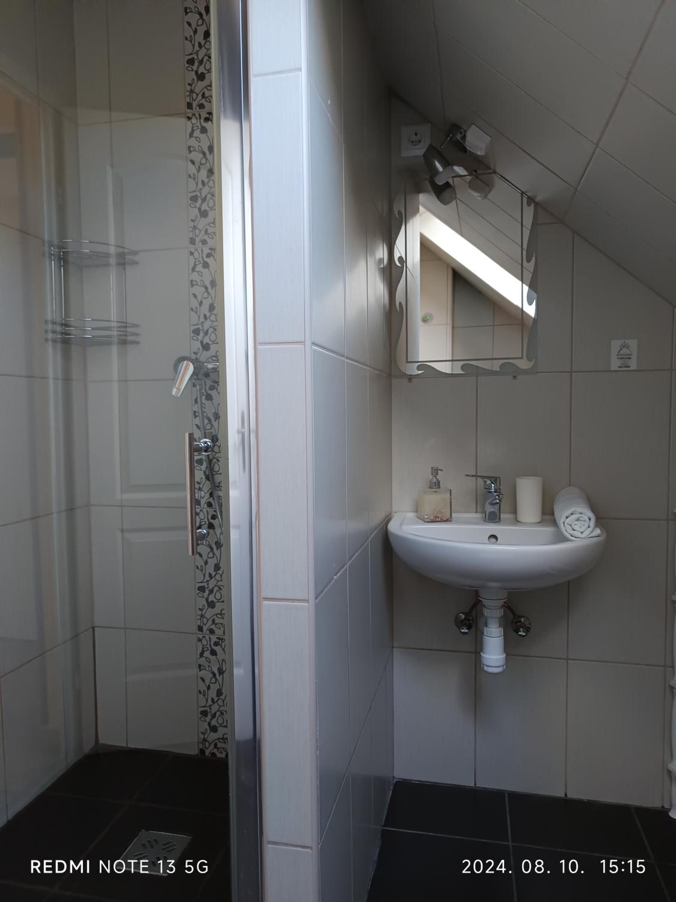 Apartment with Balcony - Photo 15