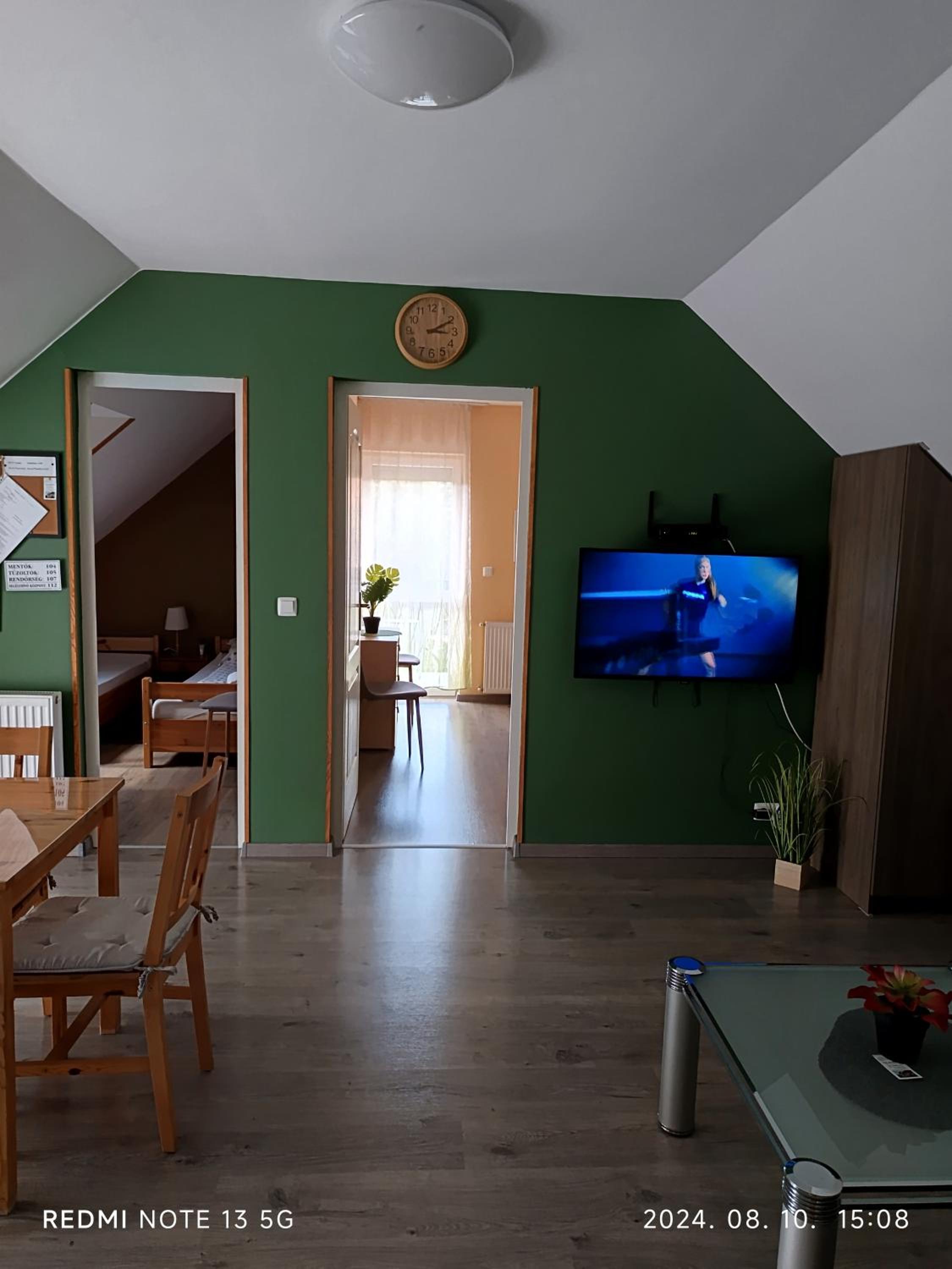 Apartment with Balcony - Photo 5