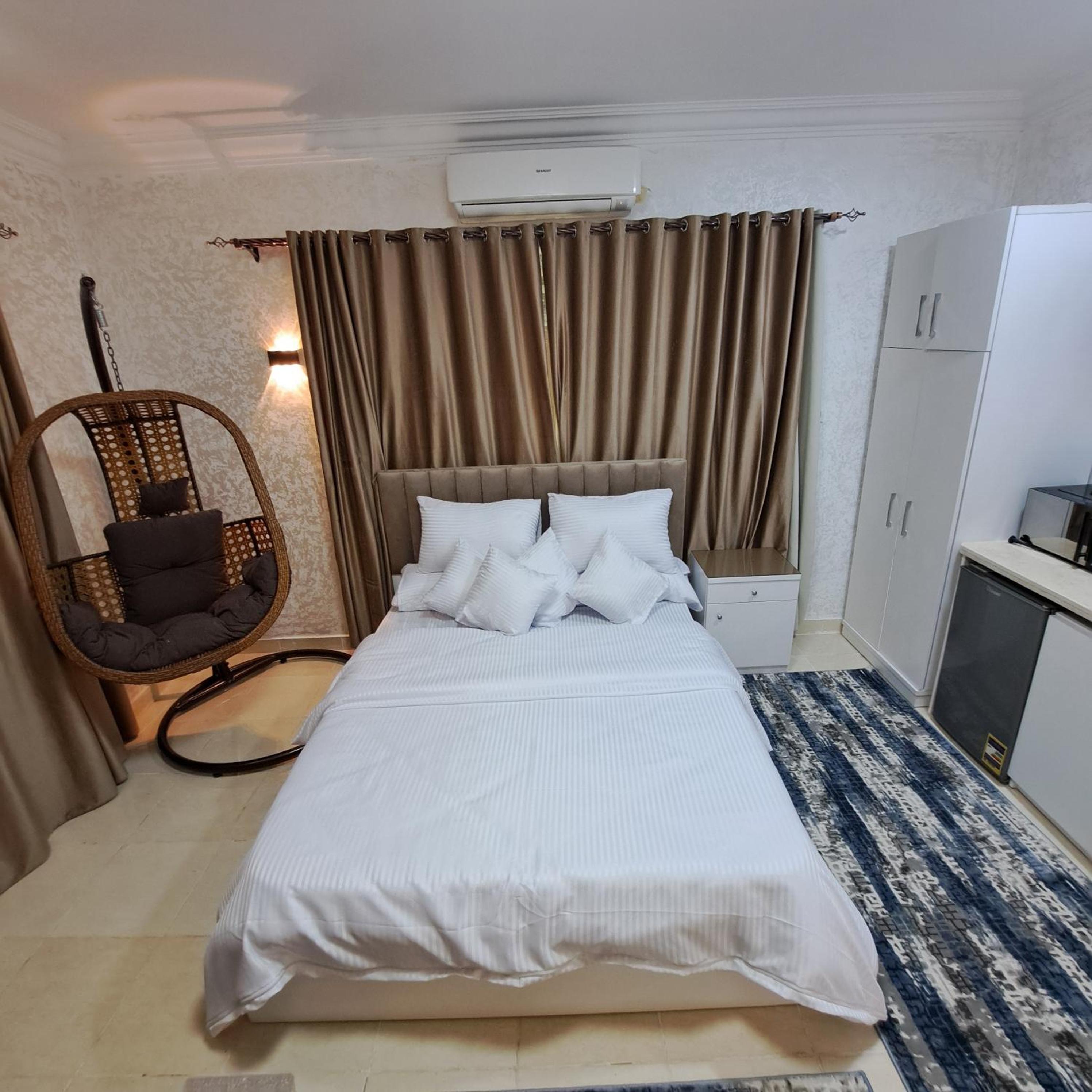 Deluxe Double Room (2 Adults + 1 Child)