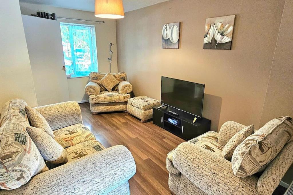Three-Bedroom House photo 3