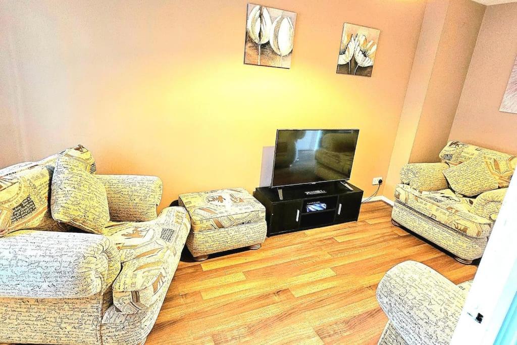 Three-Bedroom House photo 2