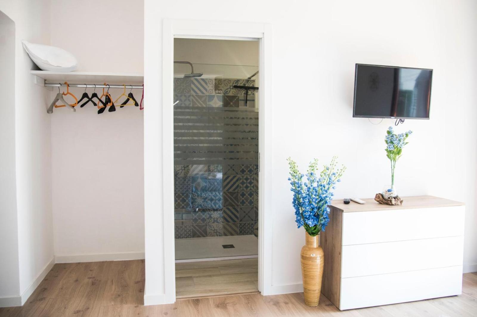 Triple Room with Balcony - Photo 14