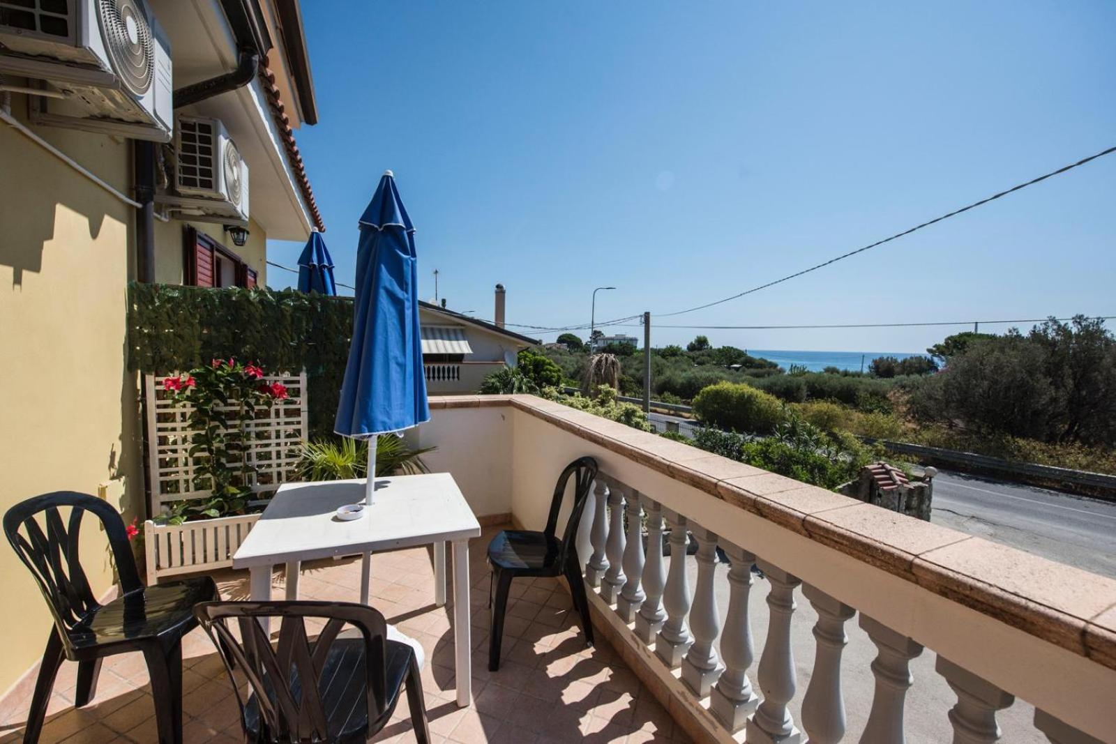 Triple Room with Balcony - Photo 12