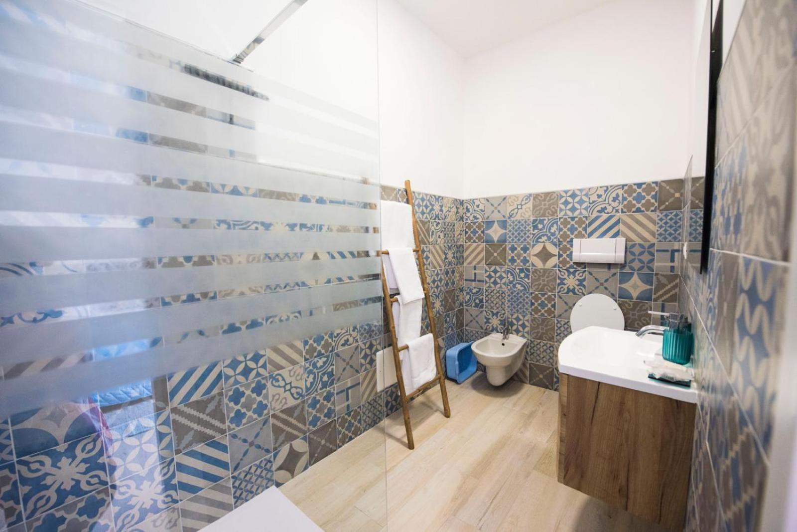 Triple Room with Balcony - Photo 9