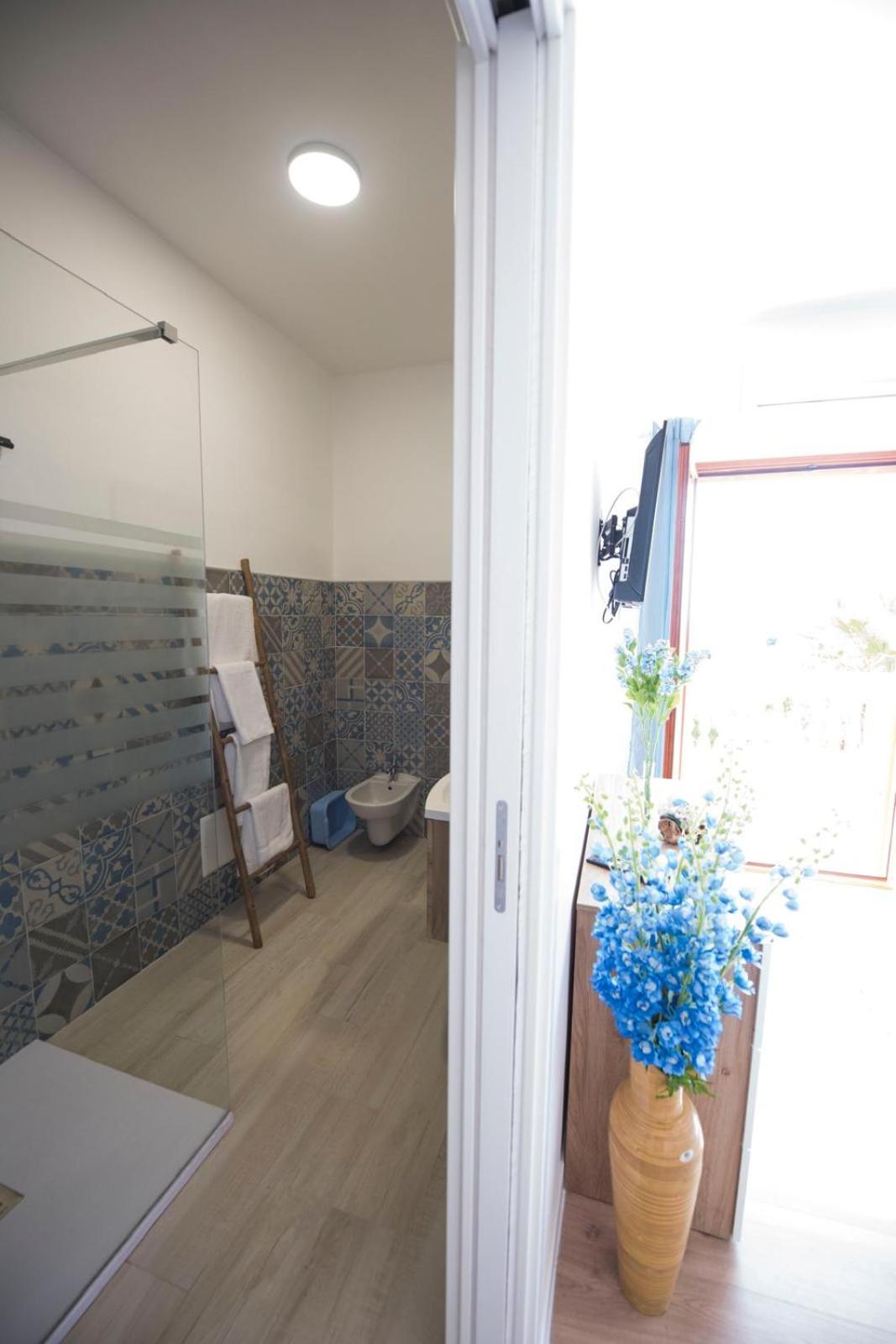 Triple Room with Balcony - Photo 11