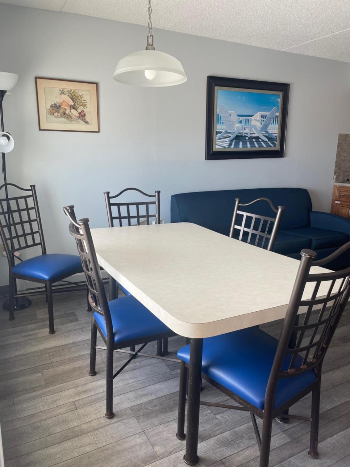 Ocean Front Queen Suite with Private Balcony photo 2