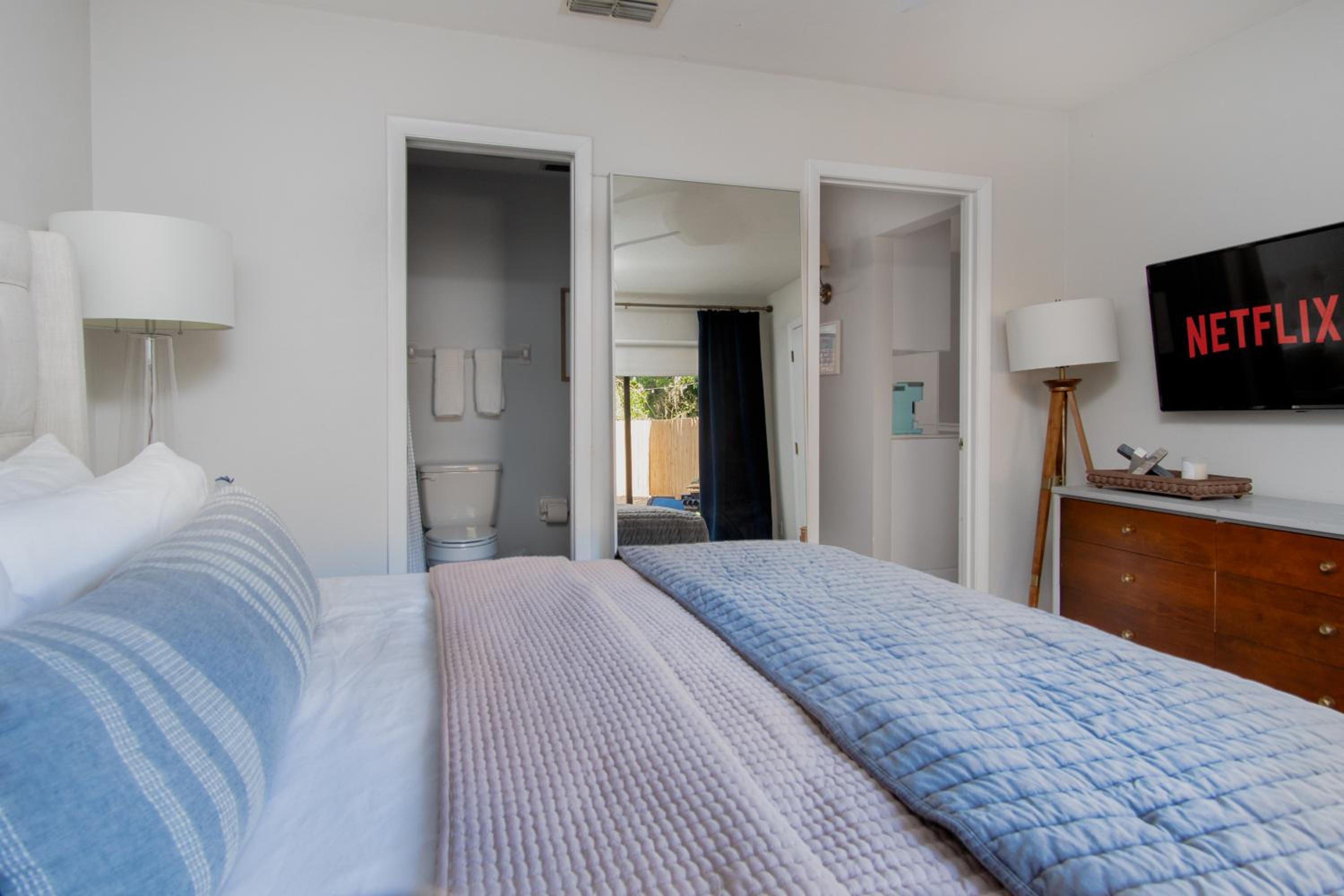 Two-Bedroom Apartment - Photo 2