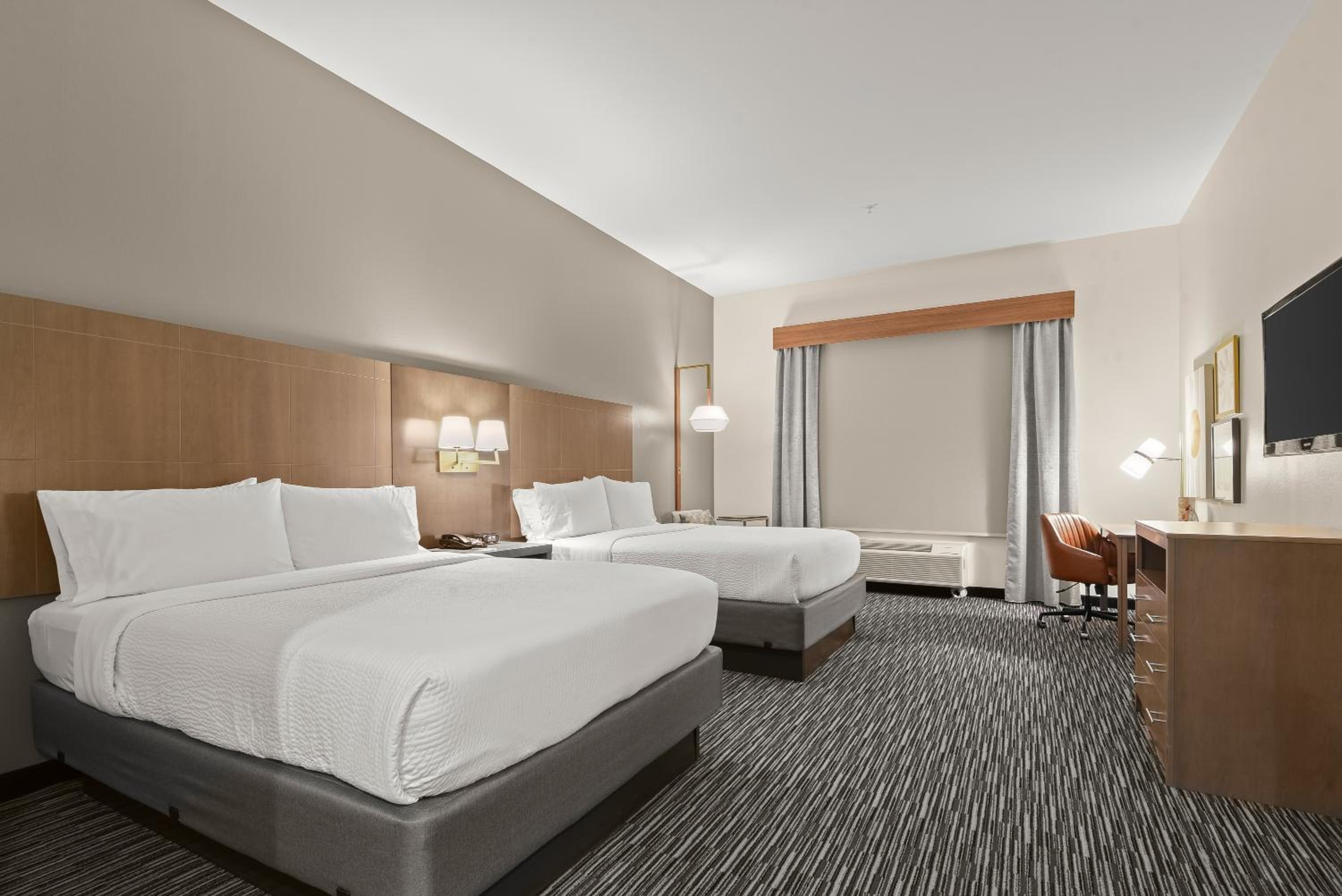 Standard Queen Room with Two Queen Beds and Shower Bath photo 3