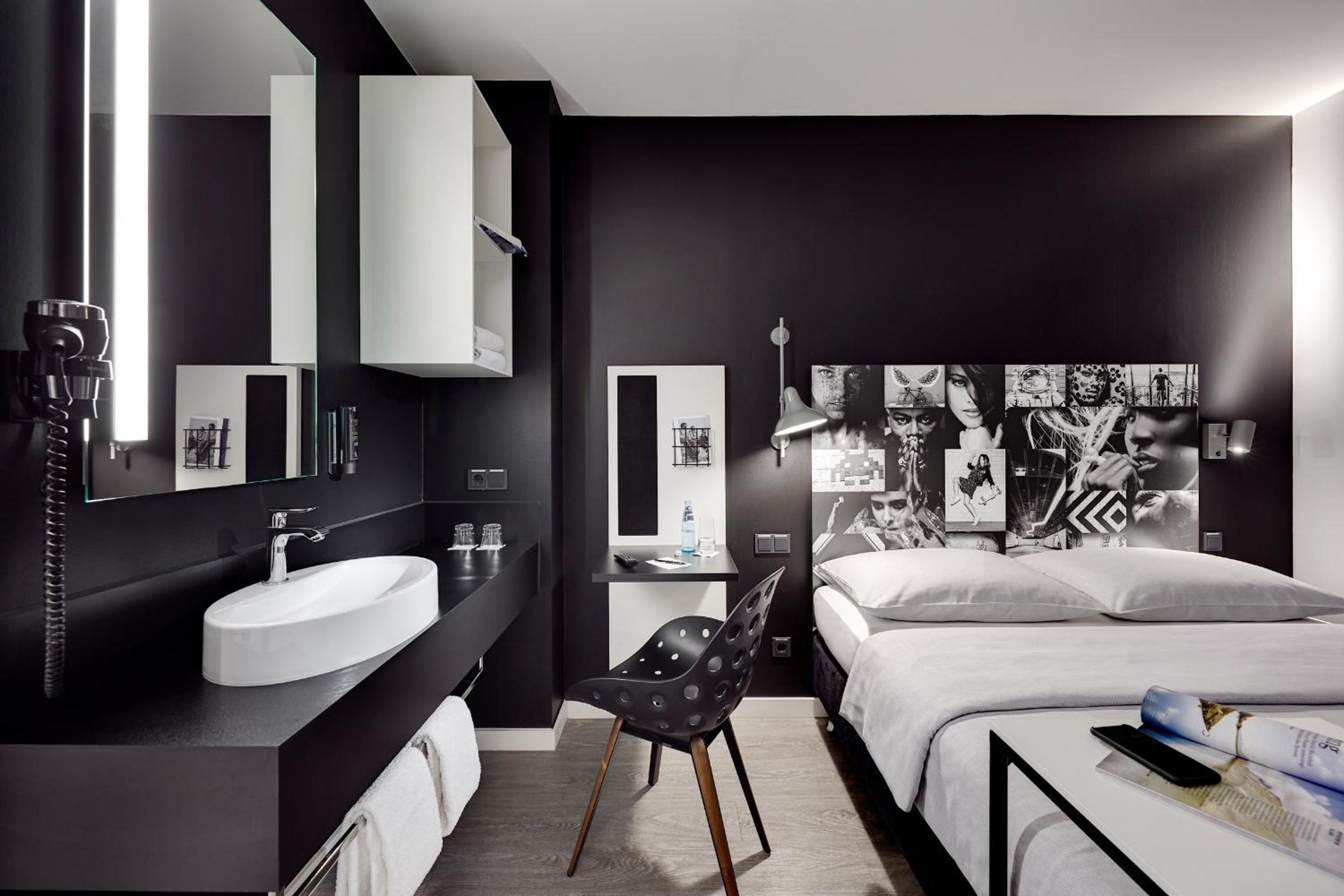 Queen Room photo 2