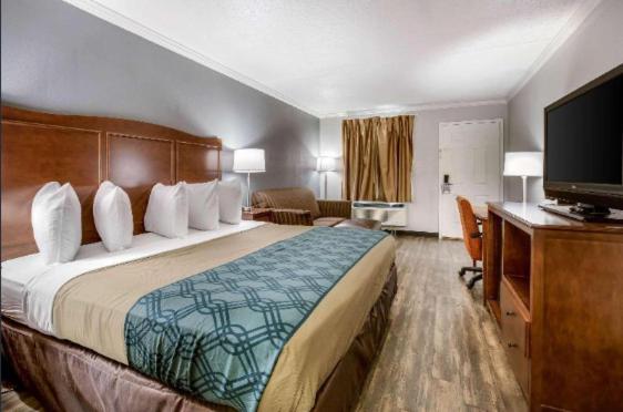 Deluxe King Room - Non-Smoking - Photo 2