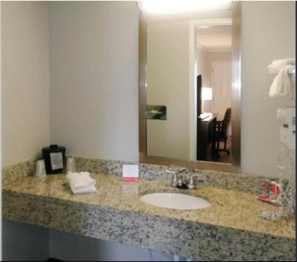 Deluxe King Room - Non-Smoking - Photo 4