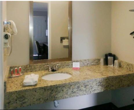 Deluxe King Room - Non-Smoking - Photo 3