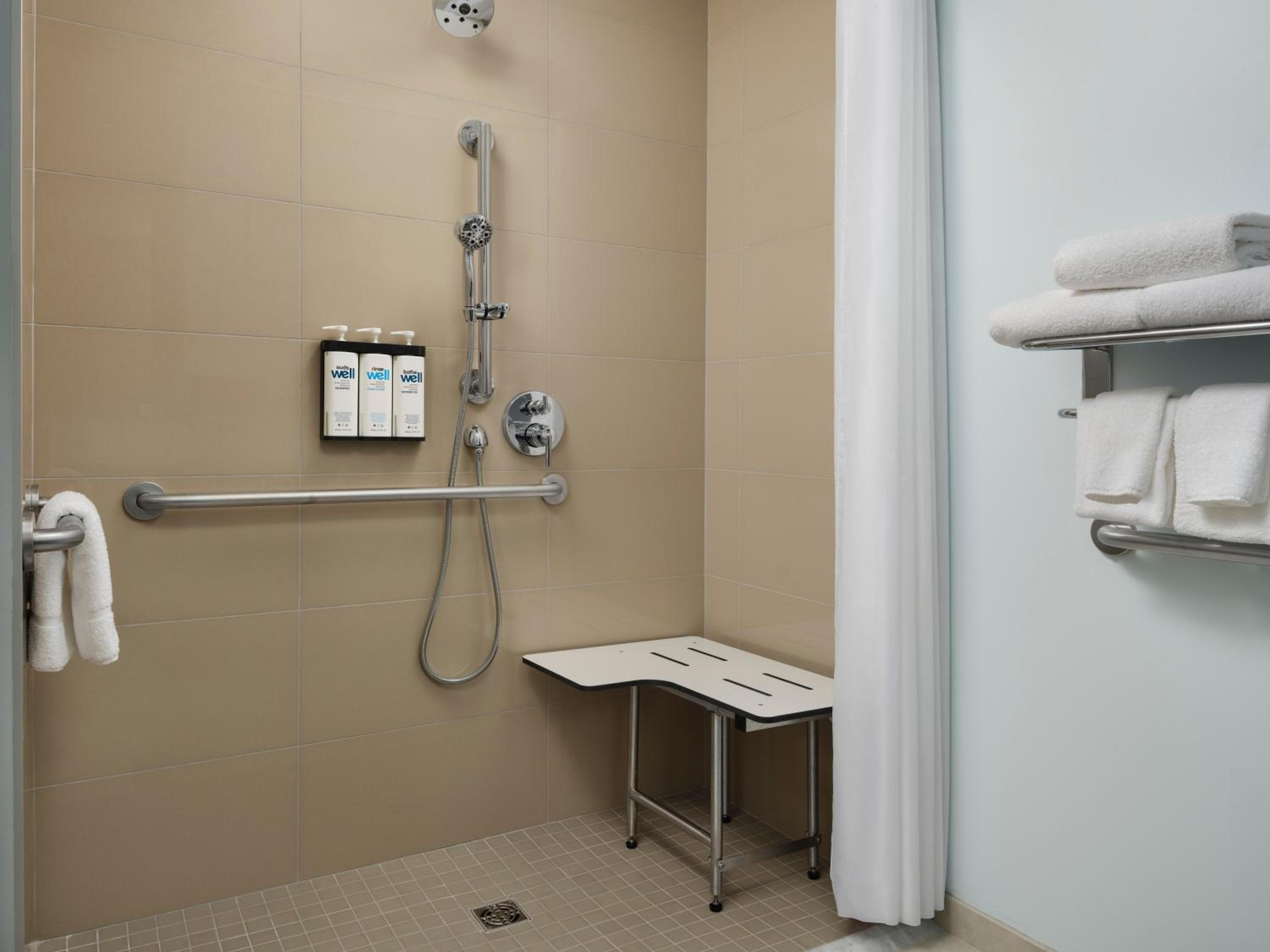 One-Bedroom King Suite with Roll-In Shower - Disability Access - Photo 2