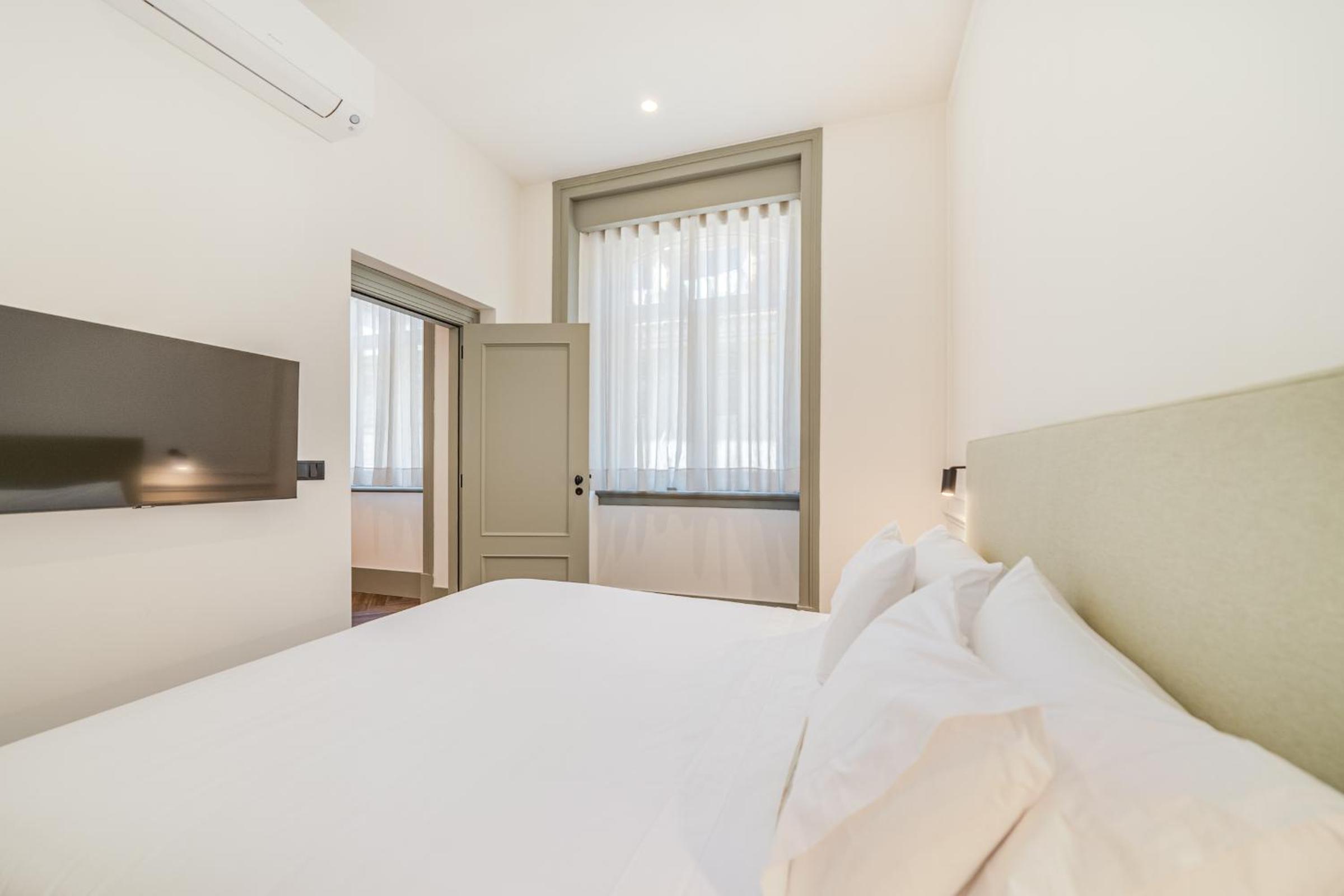 Deluxe One-Bedroom Apartment with City View photo 1
