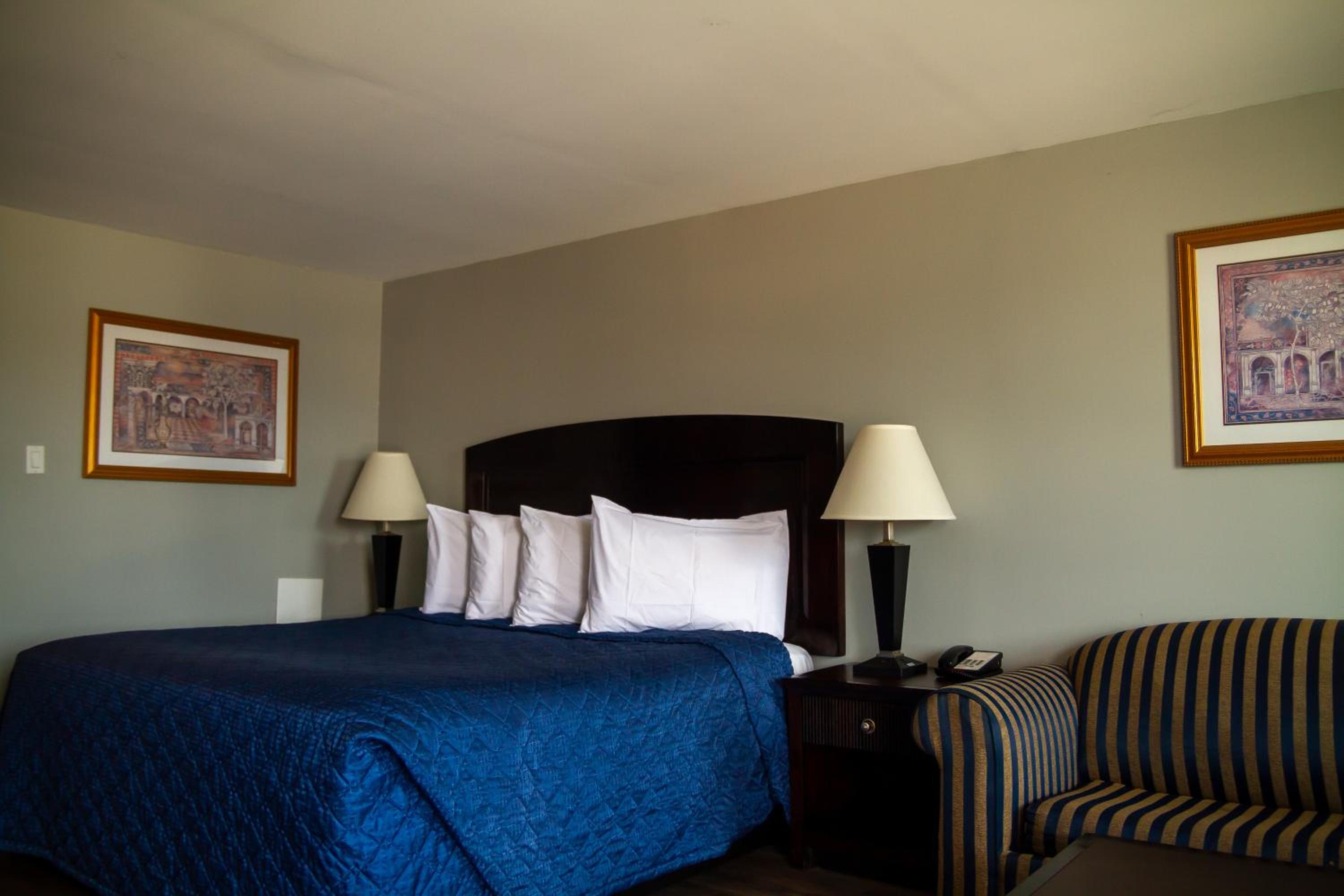 King Room with Sofa Bed - Photo 2