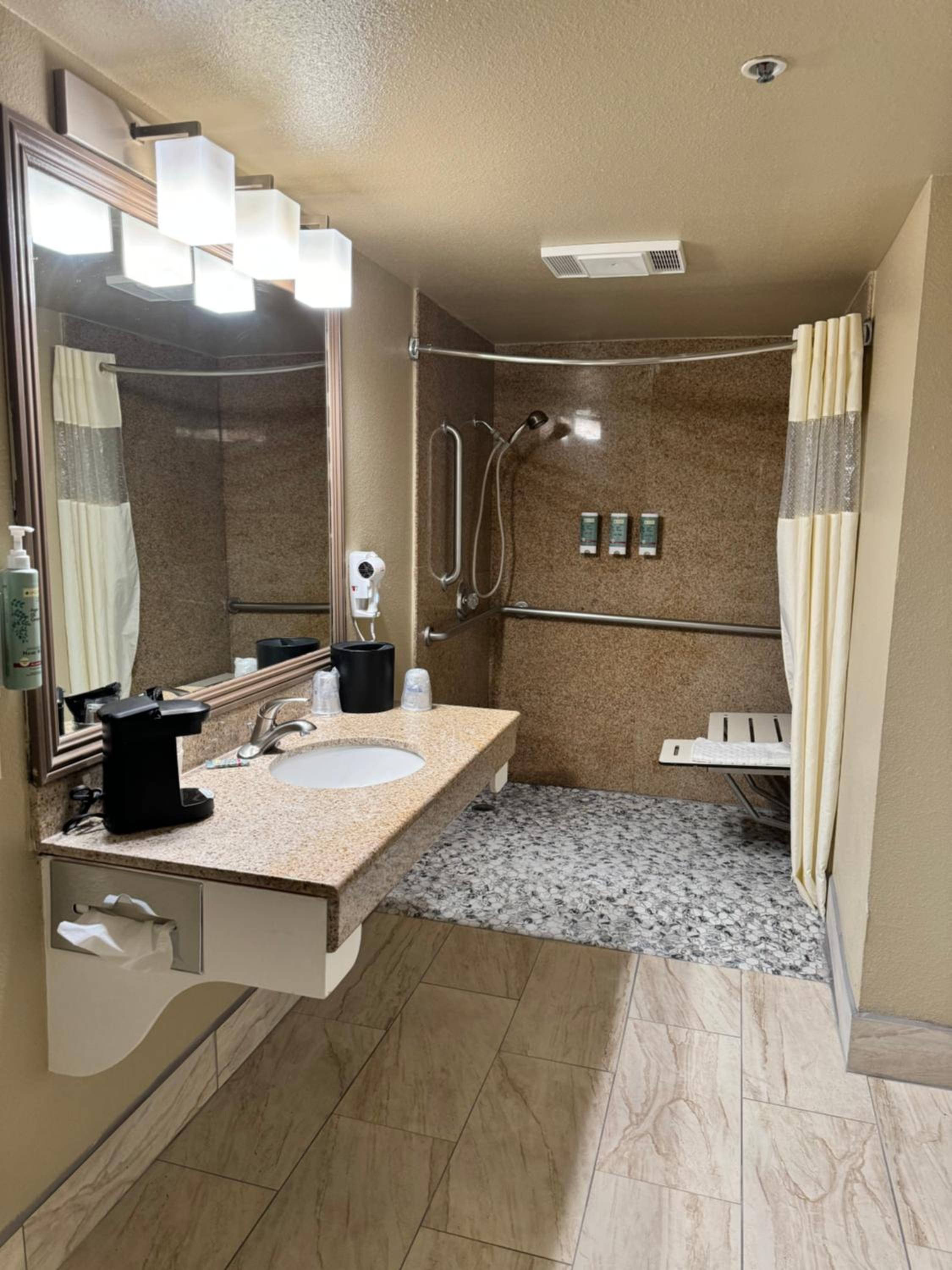 Queen Room with Two Queen Beds - Disability Access - Photo 3