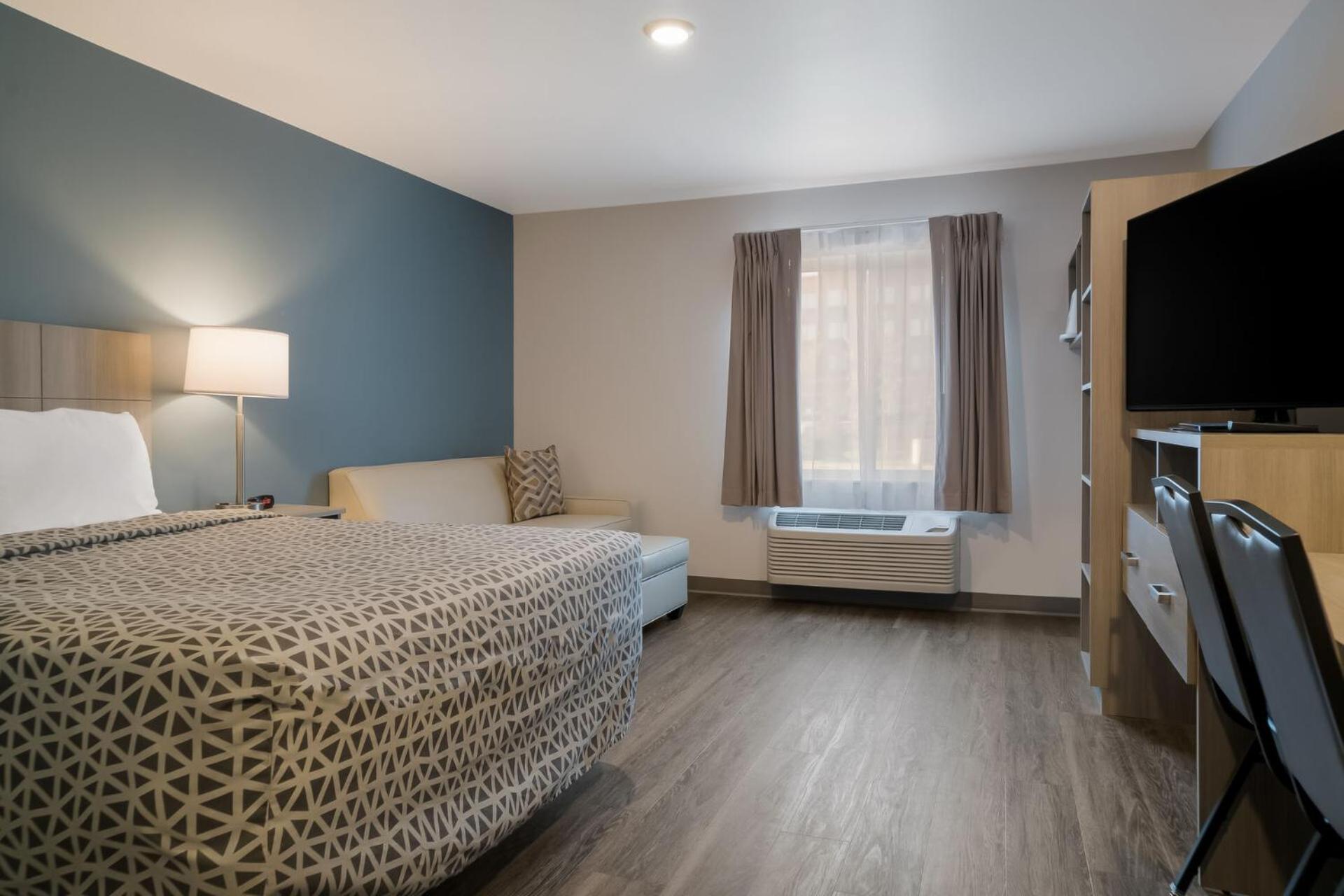 QUEEN SUITE WITH SOFA/DISHWASHER (DISHES/COOKWARE INCLUDED)