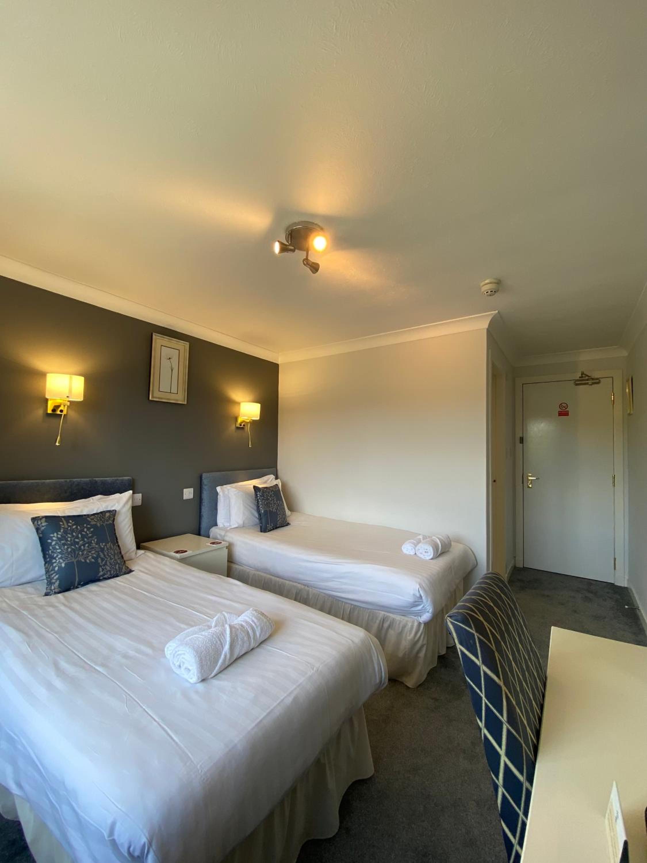 Standard Twin Room - Photo 1