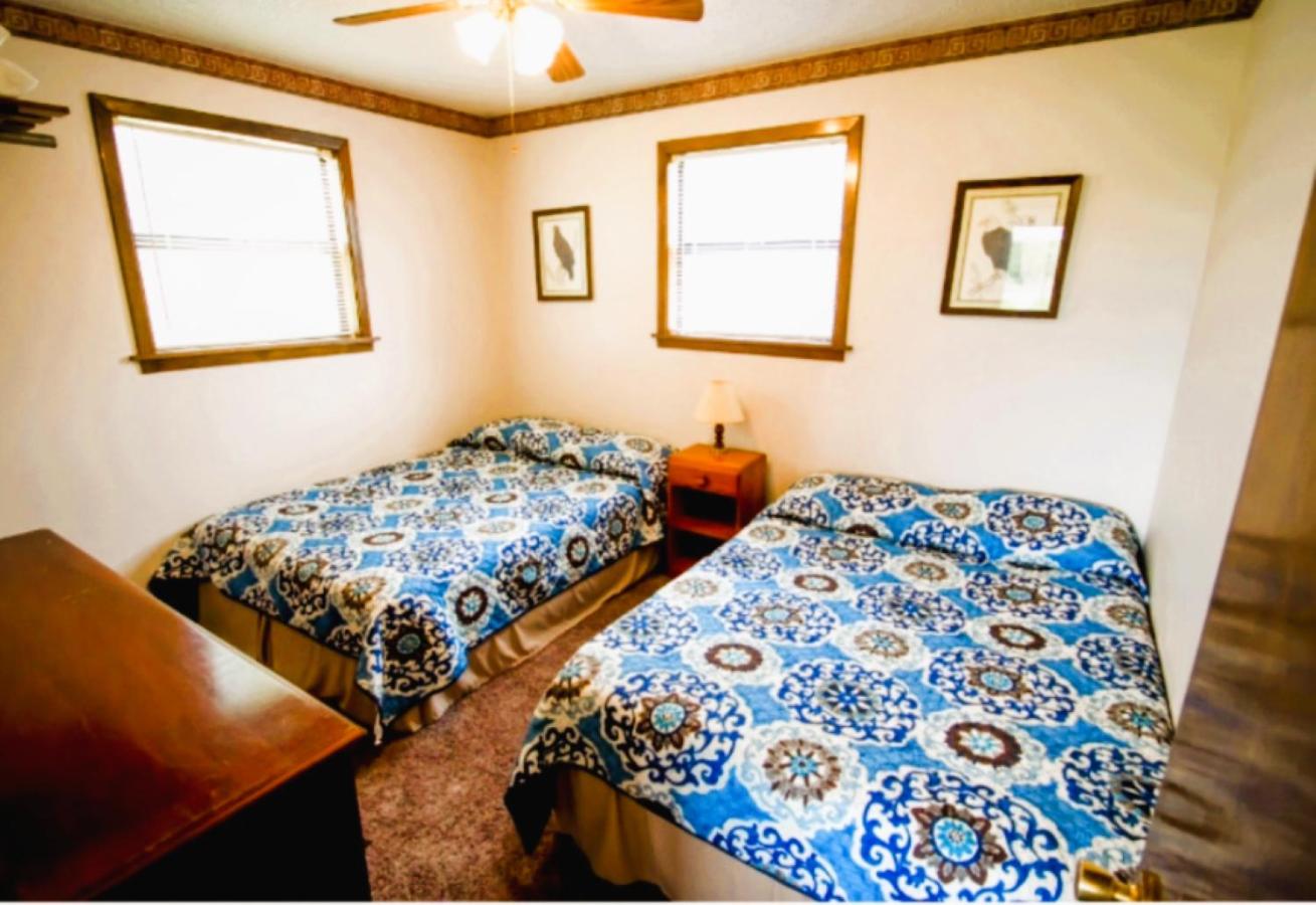 Family Room With Lake View photo 3
