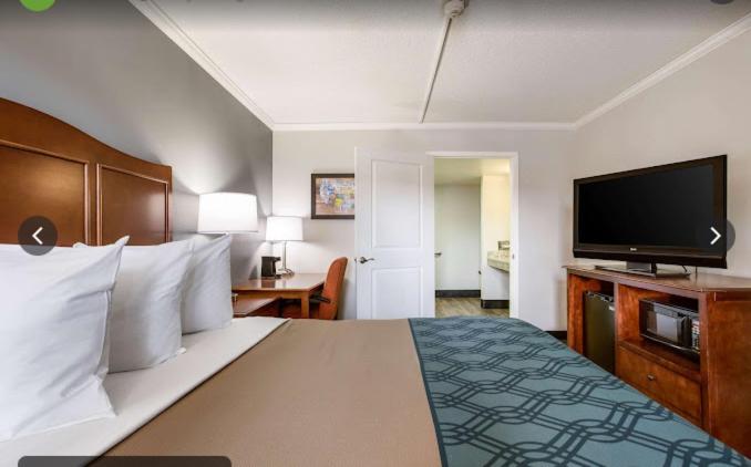 Queen Room with Mobility Access and Bathtub with Grab Bars, Non-Smoking - Photo 6