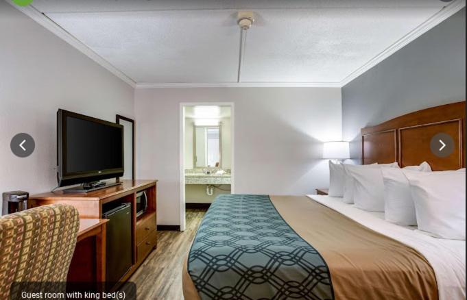 King Room - Non-Smoking - Photo 3