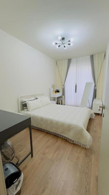 Three-Bedroom Apartment photo 2