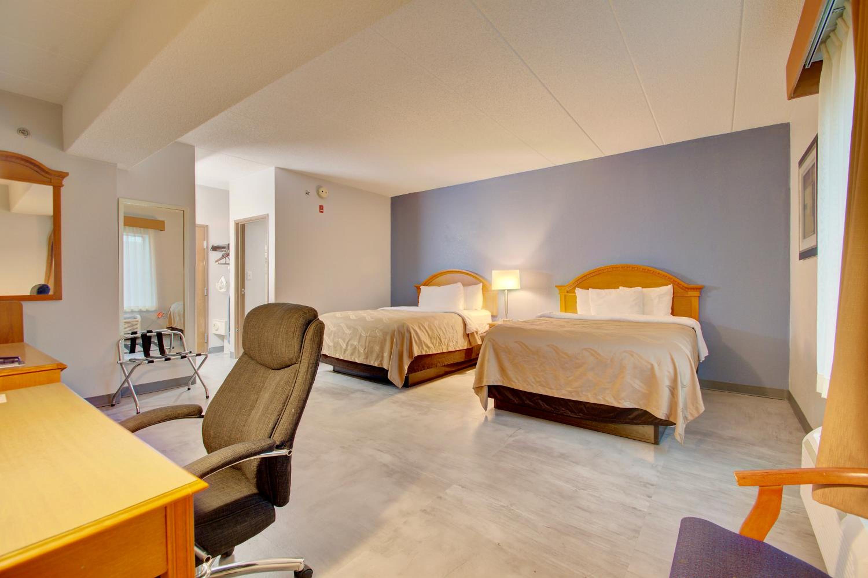 Queen Room with Two Queen Beds photo 1