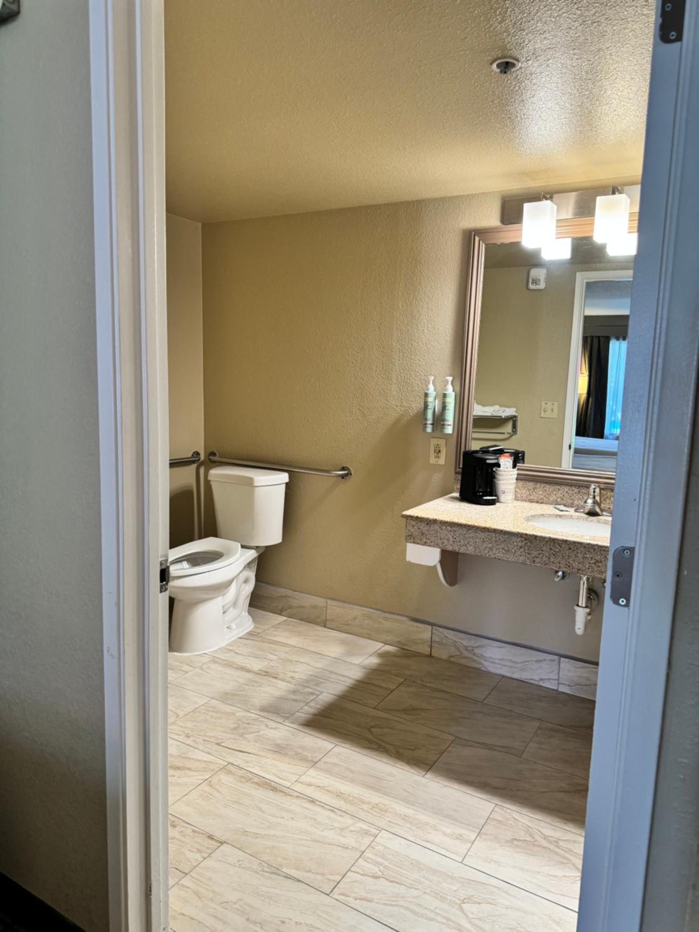 Queen Room with Two Queen Beds - Non-Smoking/Pet Friendly - Photo 4