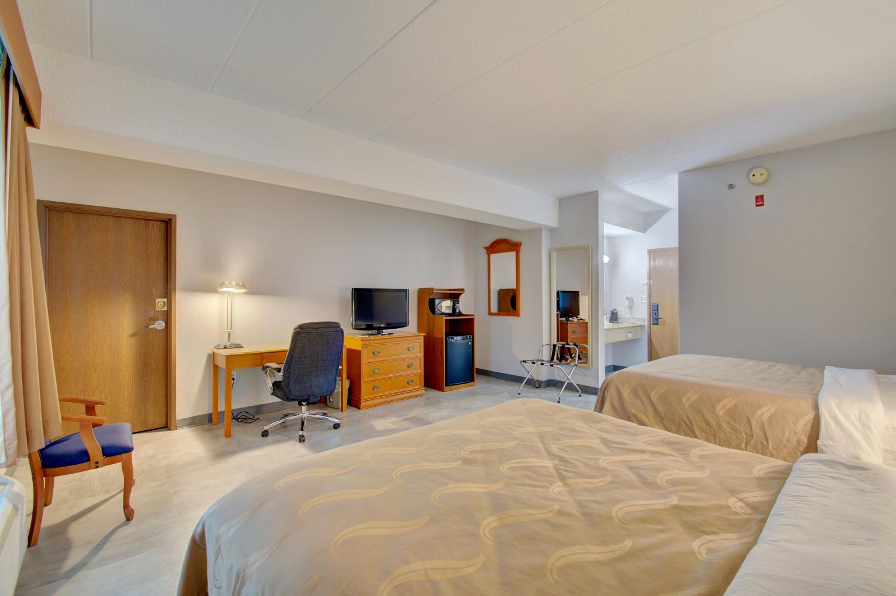 Queen Room with Two Queen Beds photo 3