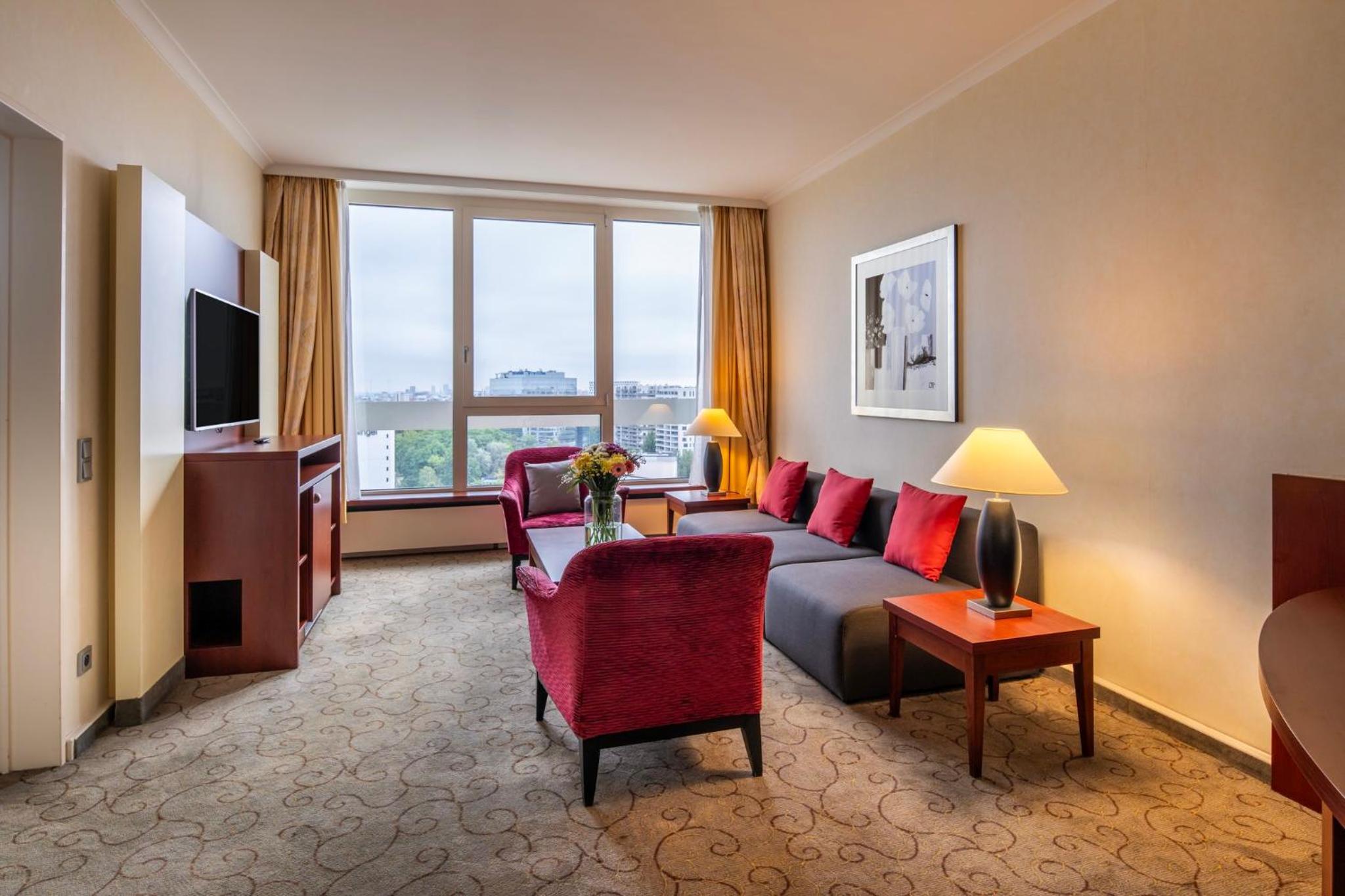 One-Bedroom Suite with Sofa Bed and Minibar - Photo 2