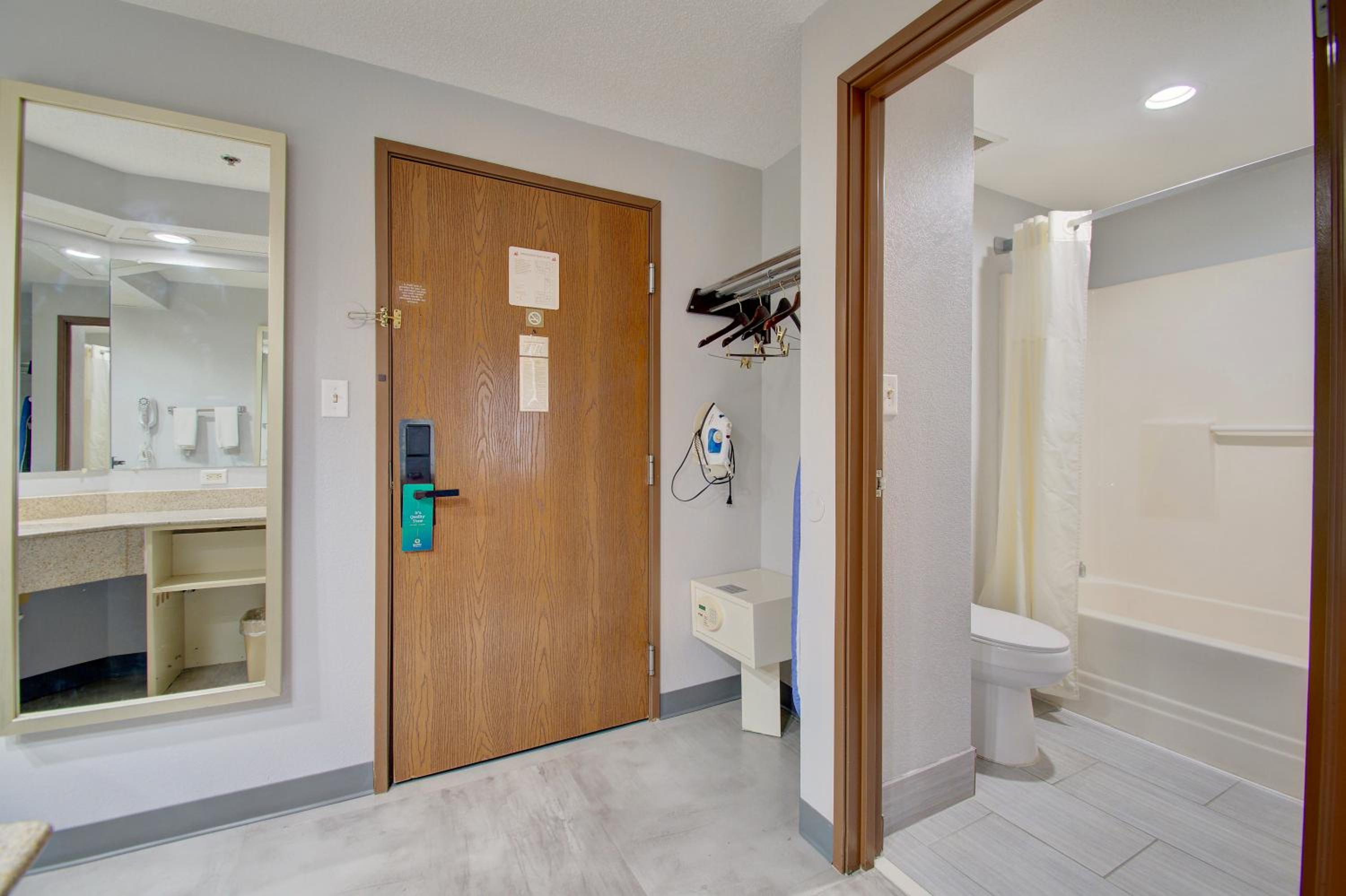 Deluxe King Suite photo 3