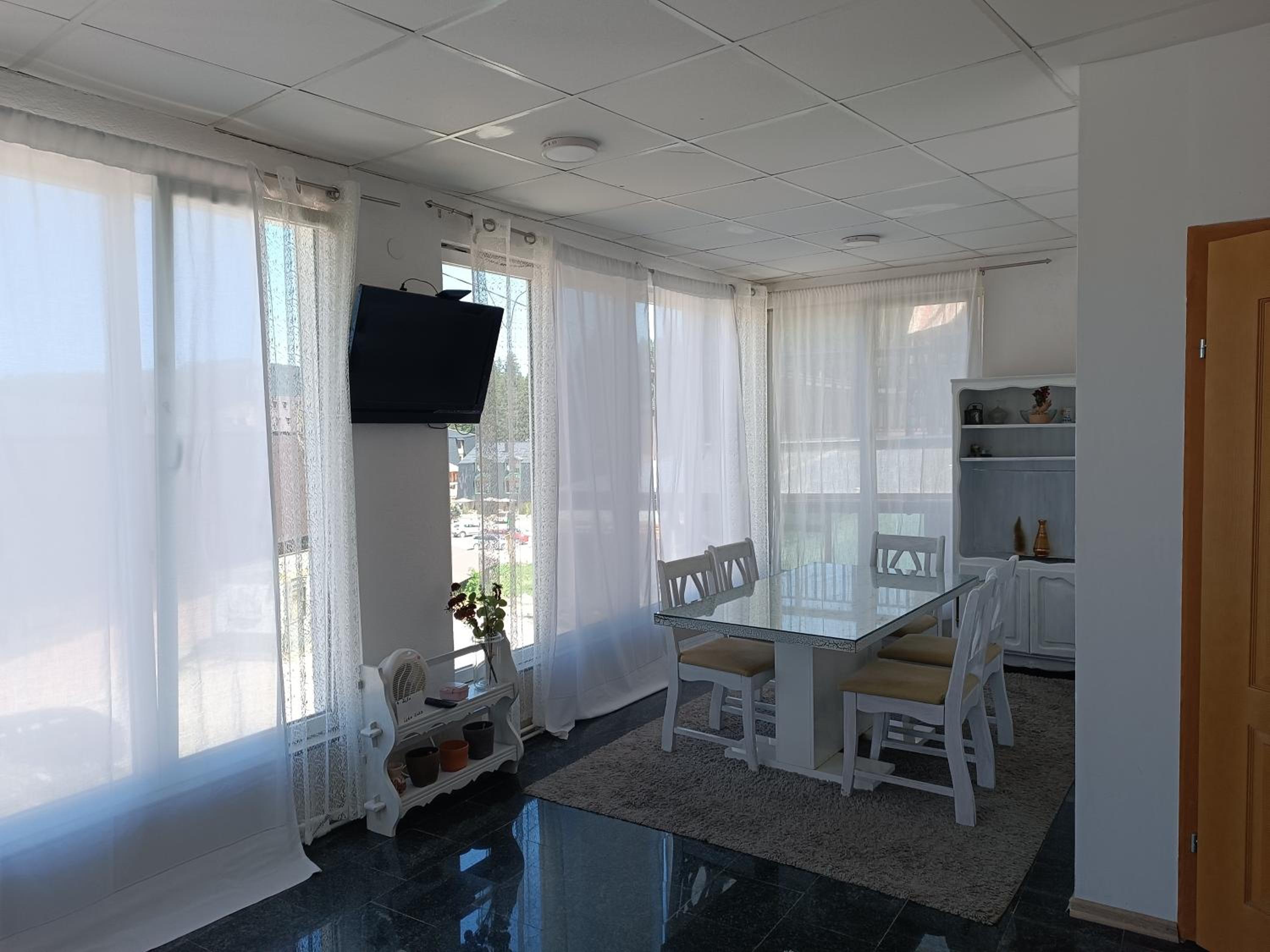 Three-Bedroom Apartment with Mountain View photo 3