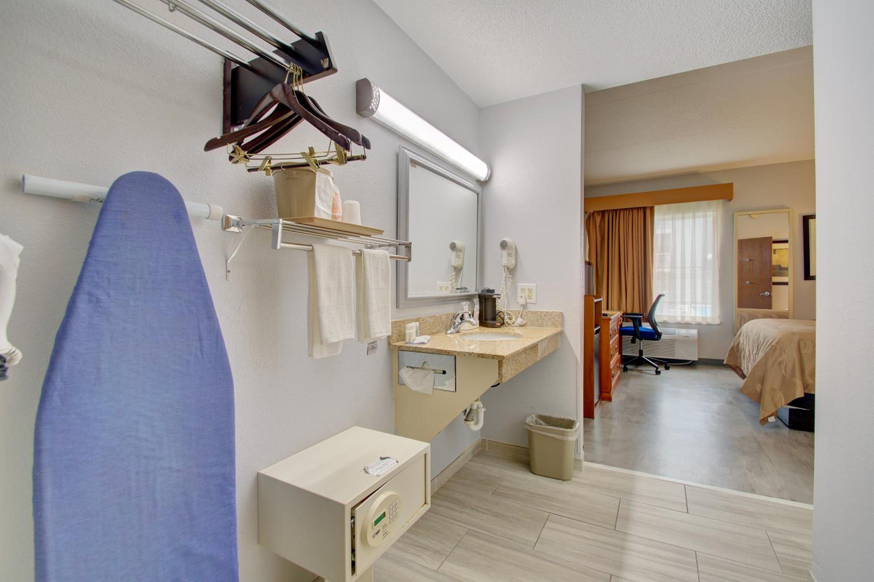 Queen Room - Disability Access photo 2