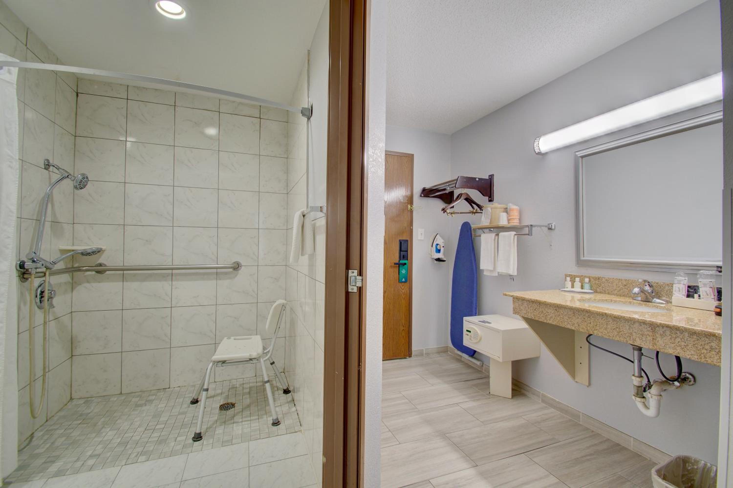 Queen Room - Disability Access photo 3