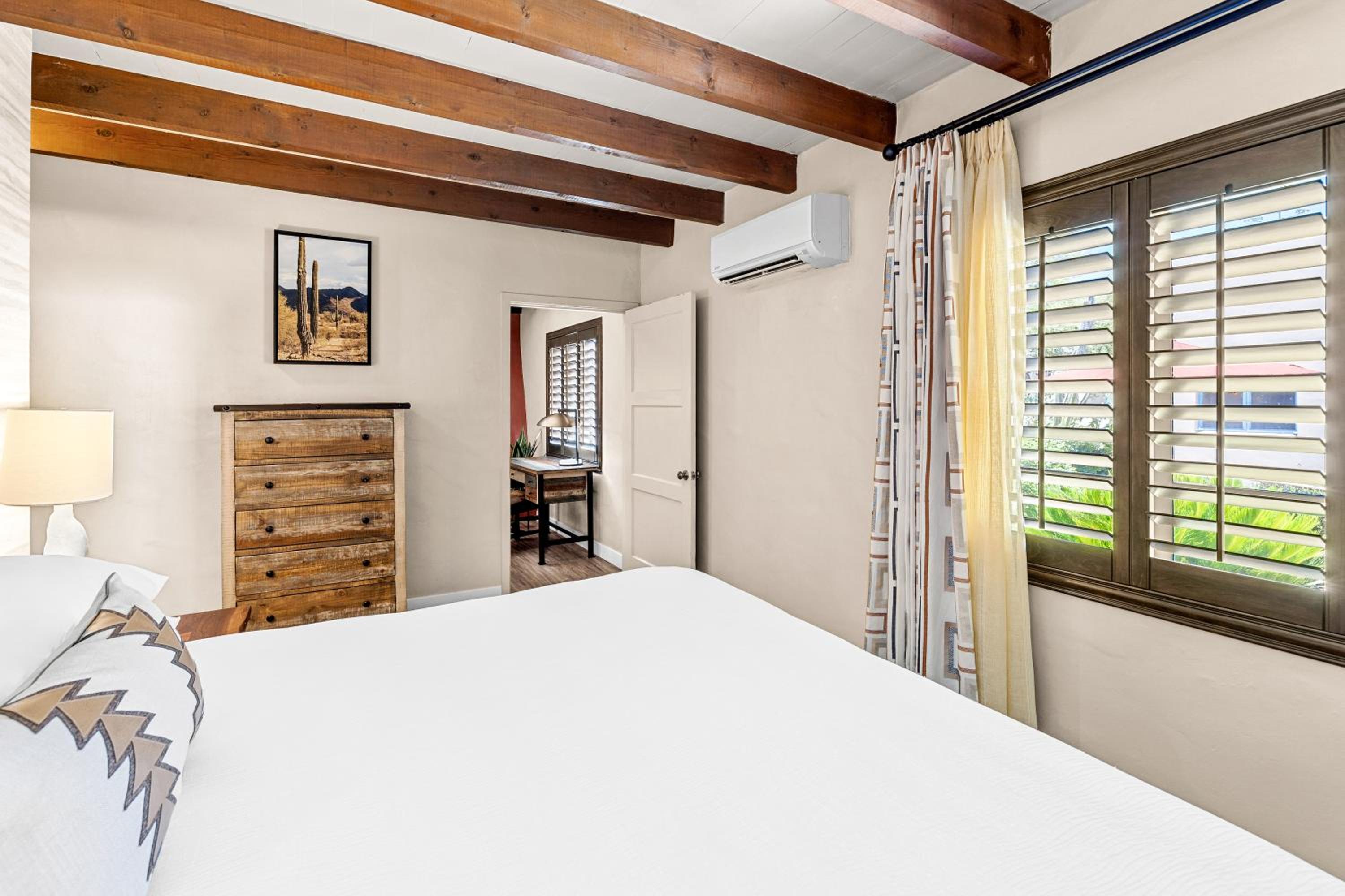Suite - Photo 5