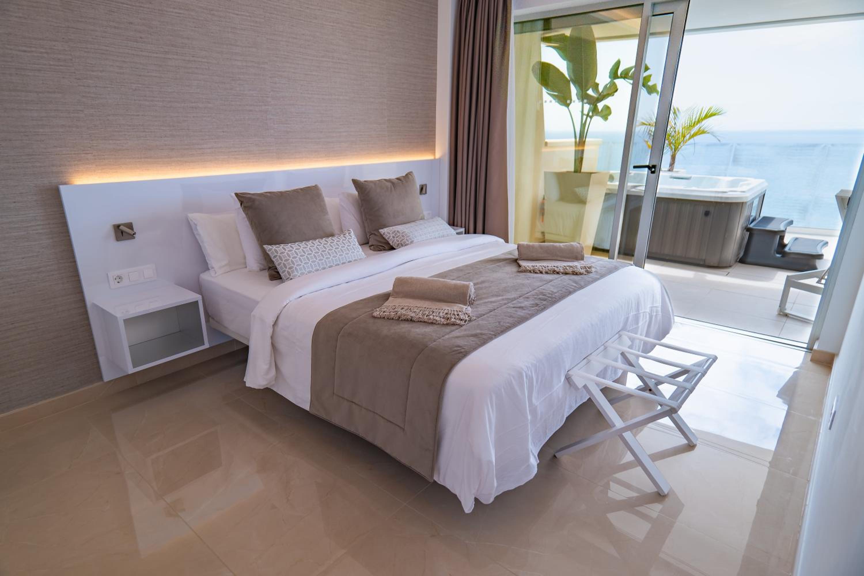 Sea View Apartment with Jacuzzi photo 2