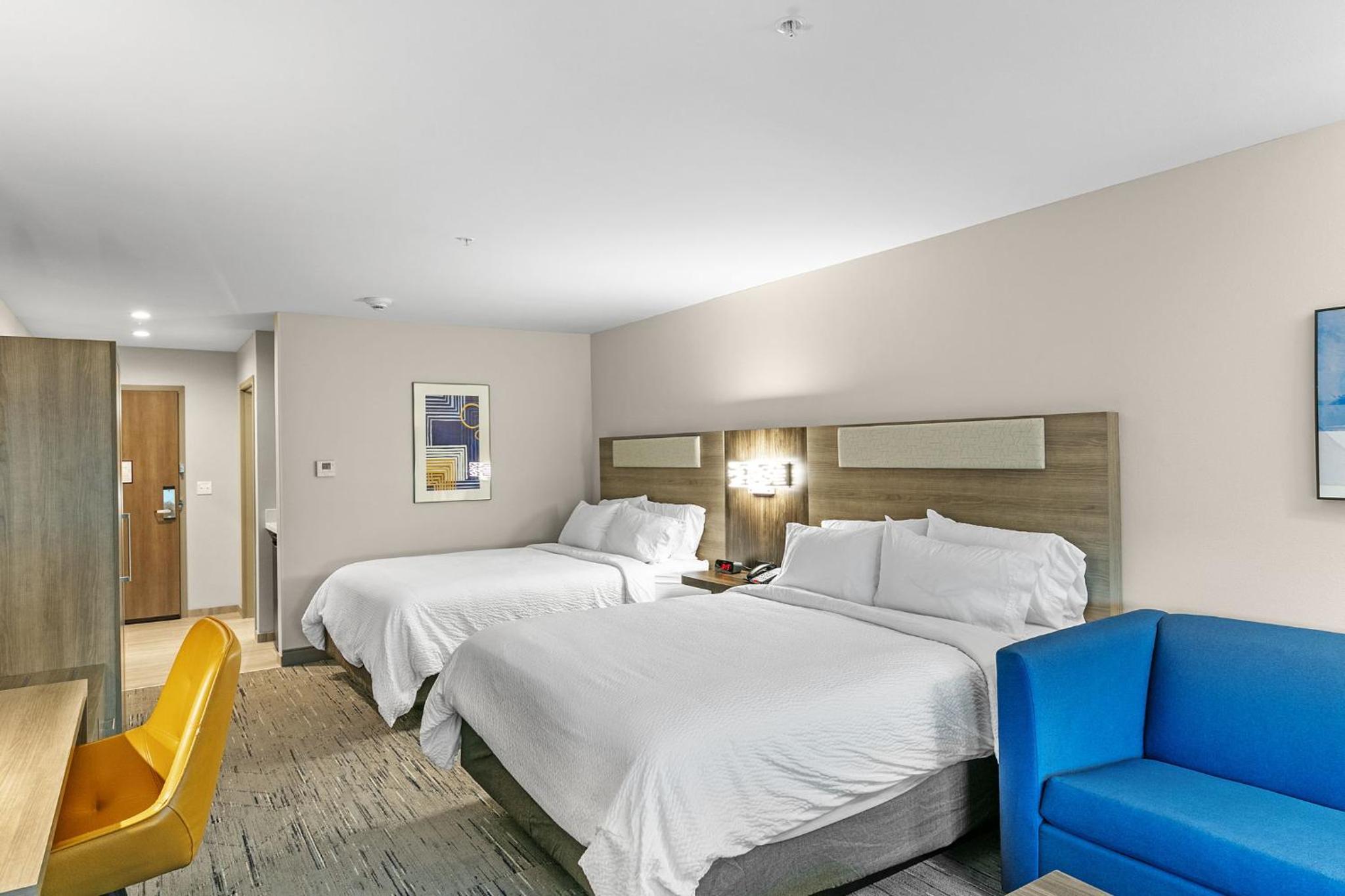 Queen Suite with Two Queen Beds and Single Sofa Bed - Photo 1