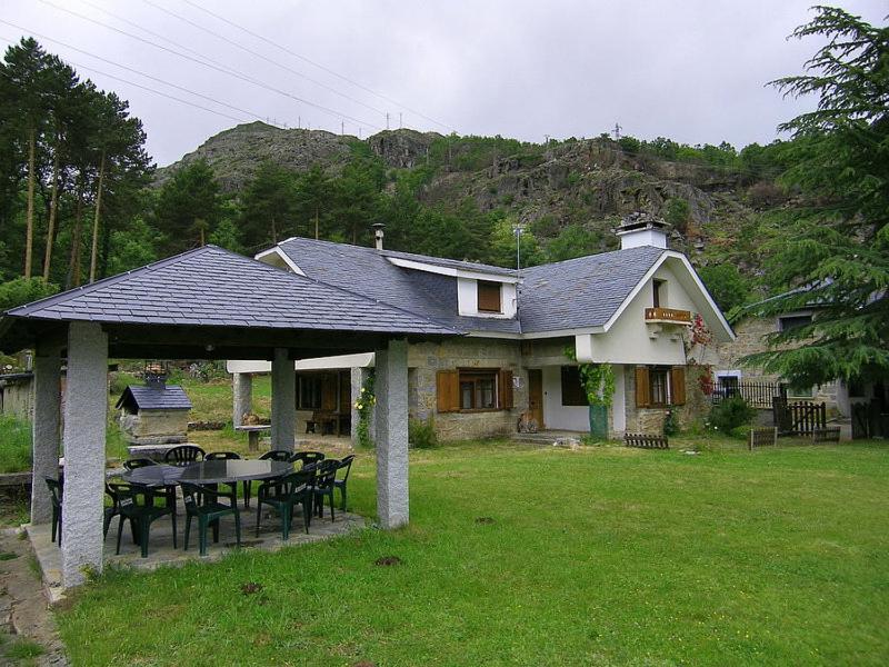Six-Bedroom House photo 2